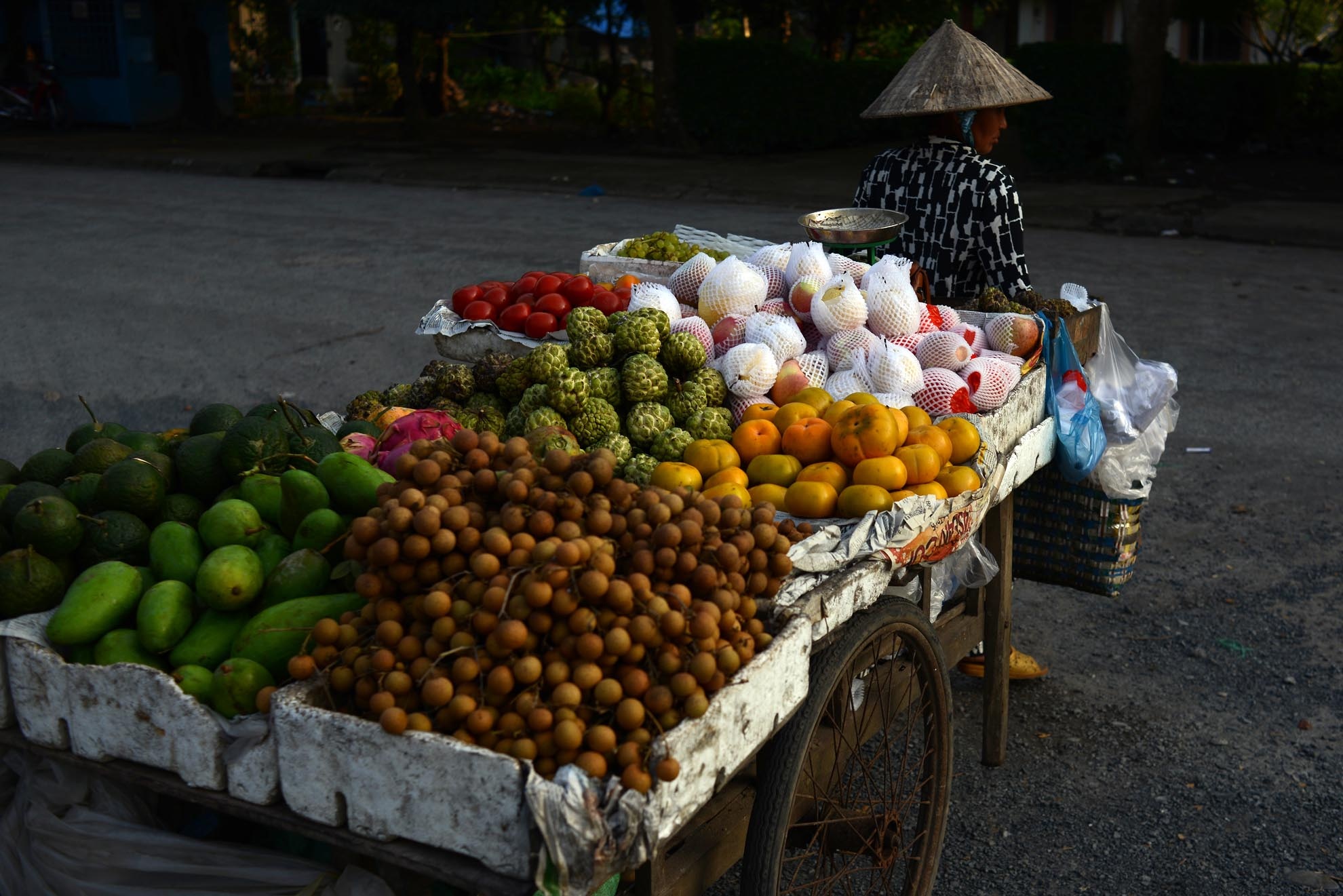 Do đặc thù miền Tây là vùng nhiều kênh rạch, dân cư thưa nên việc lập chợ tương đối khó khăn. Nhiều người tự mua thực phẩm về đi bán dạo.