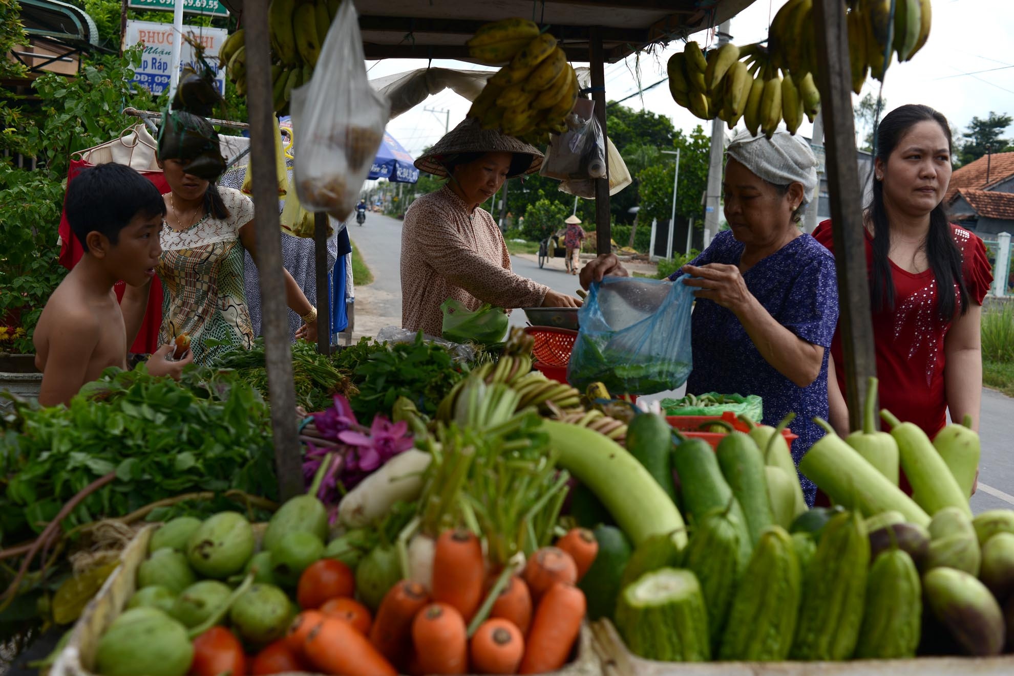 Bắt đầu khoảng 8h sáng, những quầy hàng di động lại tủa ra đường, len vào các nơi có nhiều dân cư sinh sống.