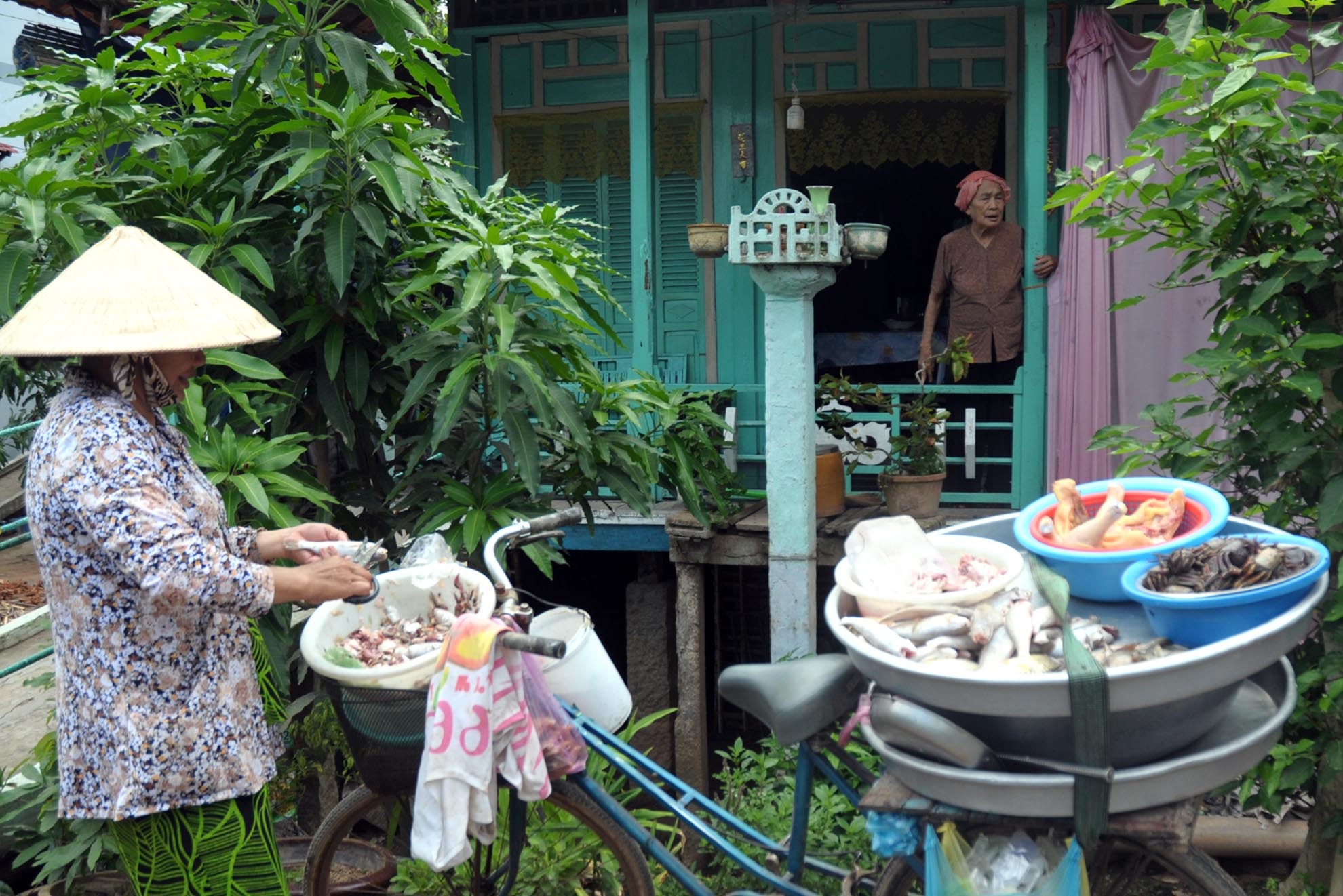 Mang thức ăn đến tận cửa nhà, khách chỉ việc chọn lựa các món mình thích.