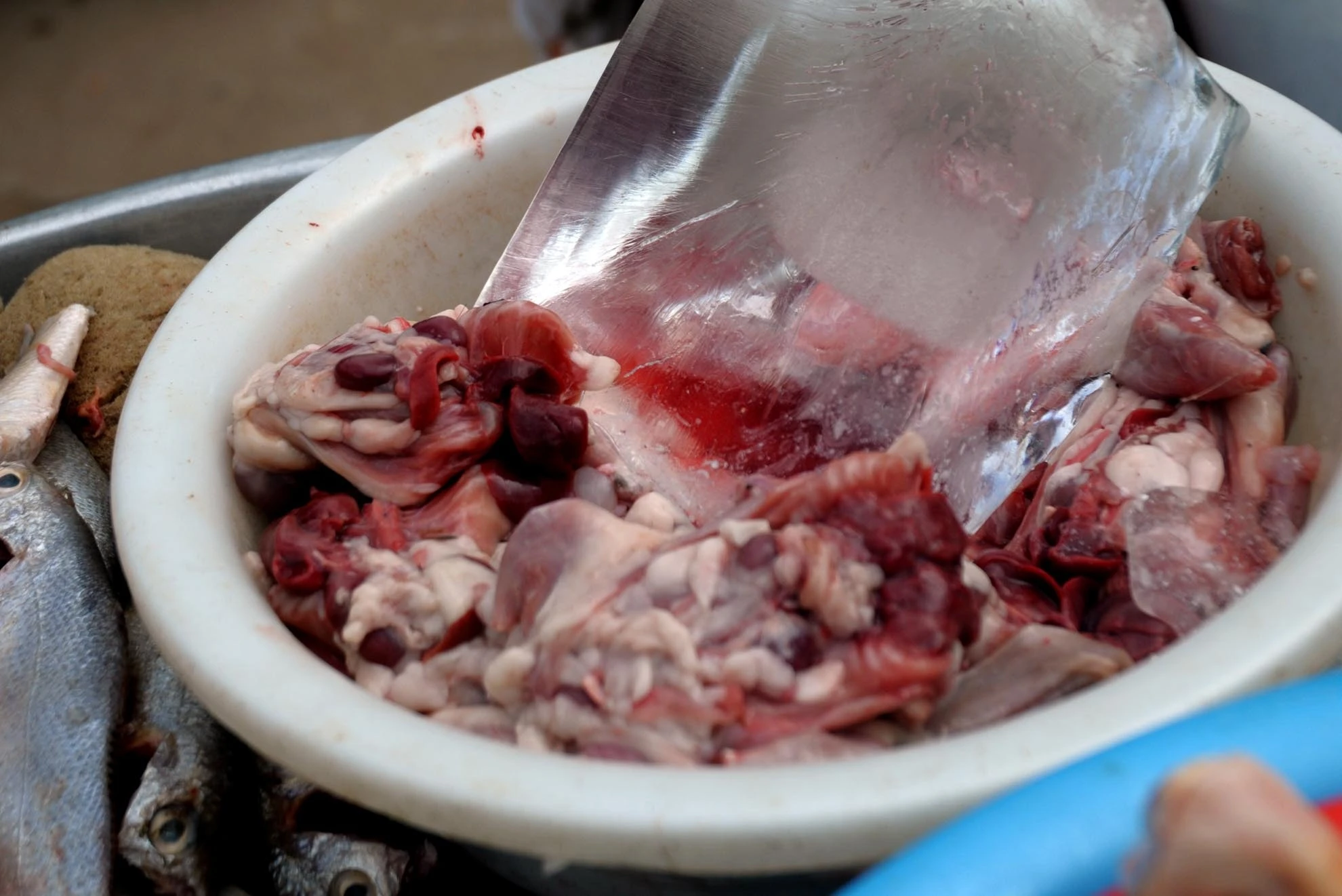 Thịt chuột, món đặc sản của miền Tây cũng được bán ở trên quầy hàng di động.