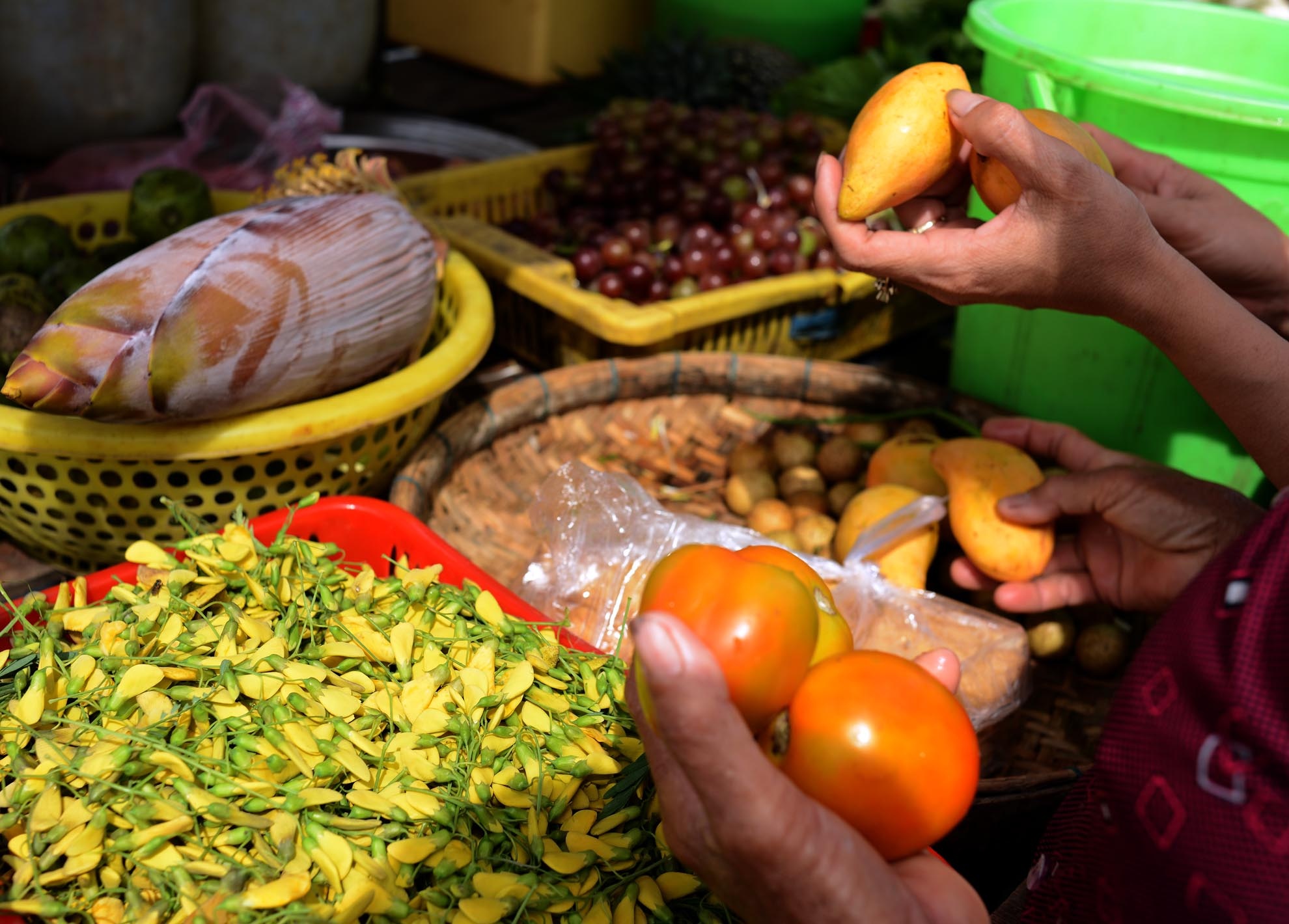 Chỉ một đoạn đường ngắn, có tới hơn chục chiếc xe đẩy bán thức ăn. Tuy nhiên, các chủ hàng đều phân chia địa bàn nên không có tình trạng giành nhau.