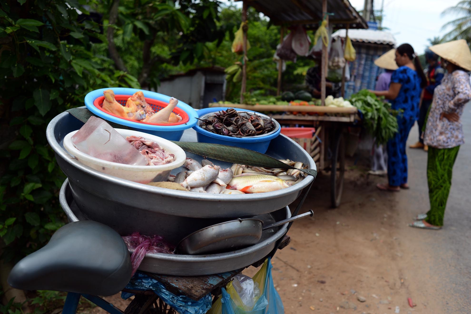 Ngoài xe ba gác, nhiều người dùng xe đạp để làm quầy hàng di động.