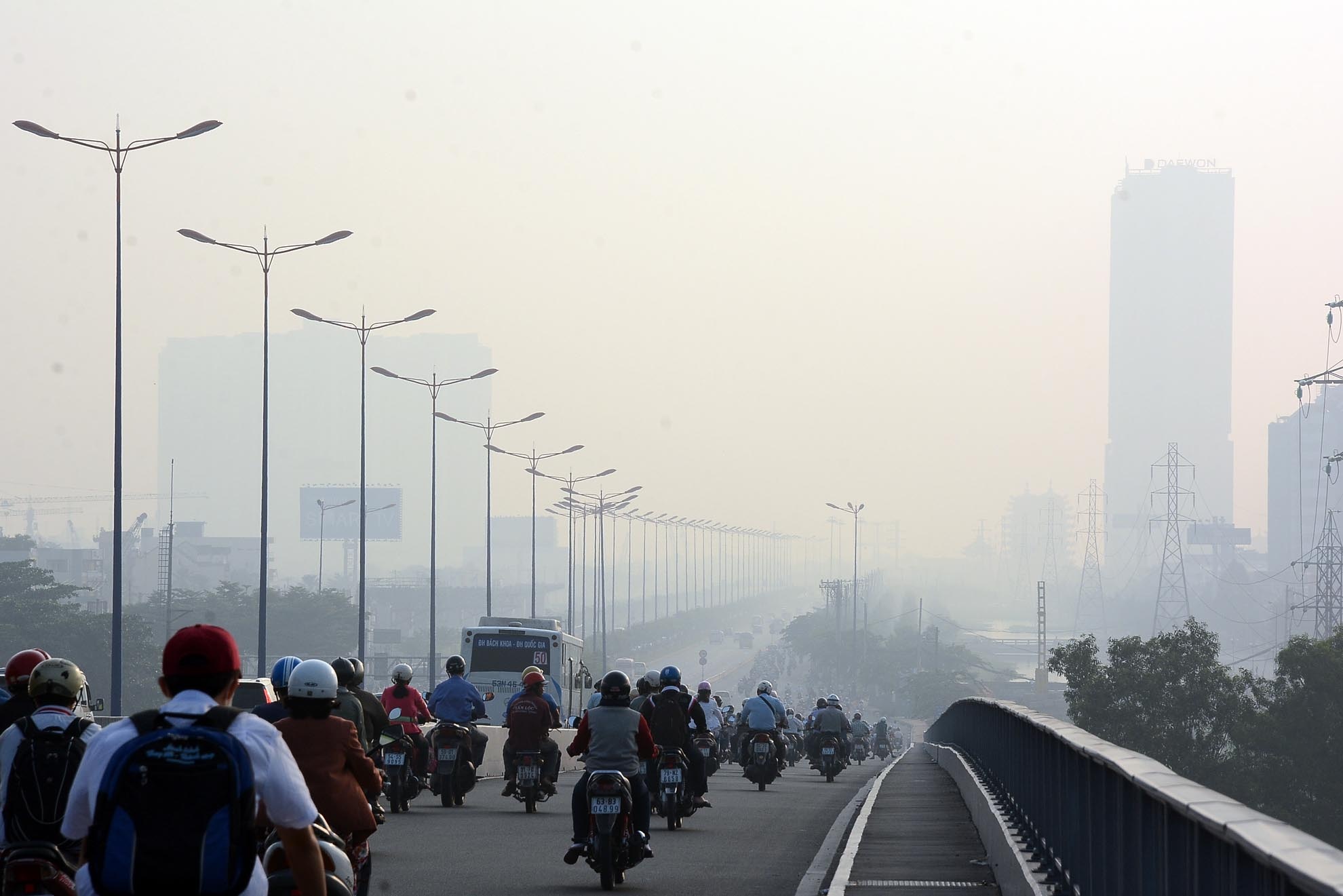 Các hiện tượng thời tiết như sương mù, triều cường cùng lúc gây ảnh hưởng không nhỏ đến đời sông, sinh hoạt của hàng triệu người dân.