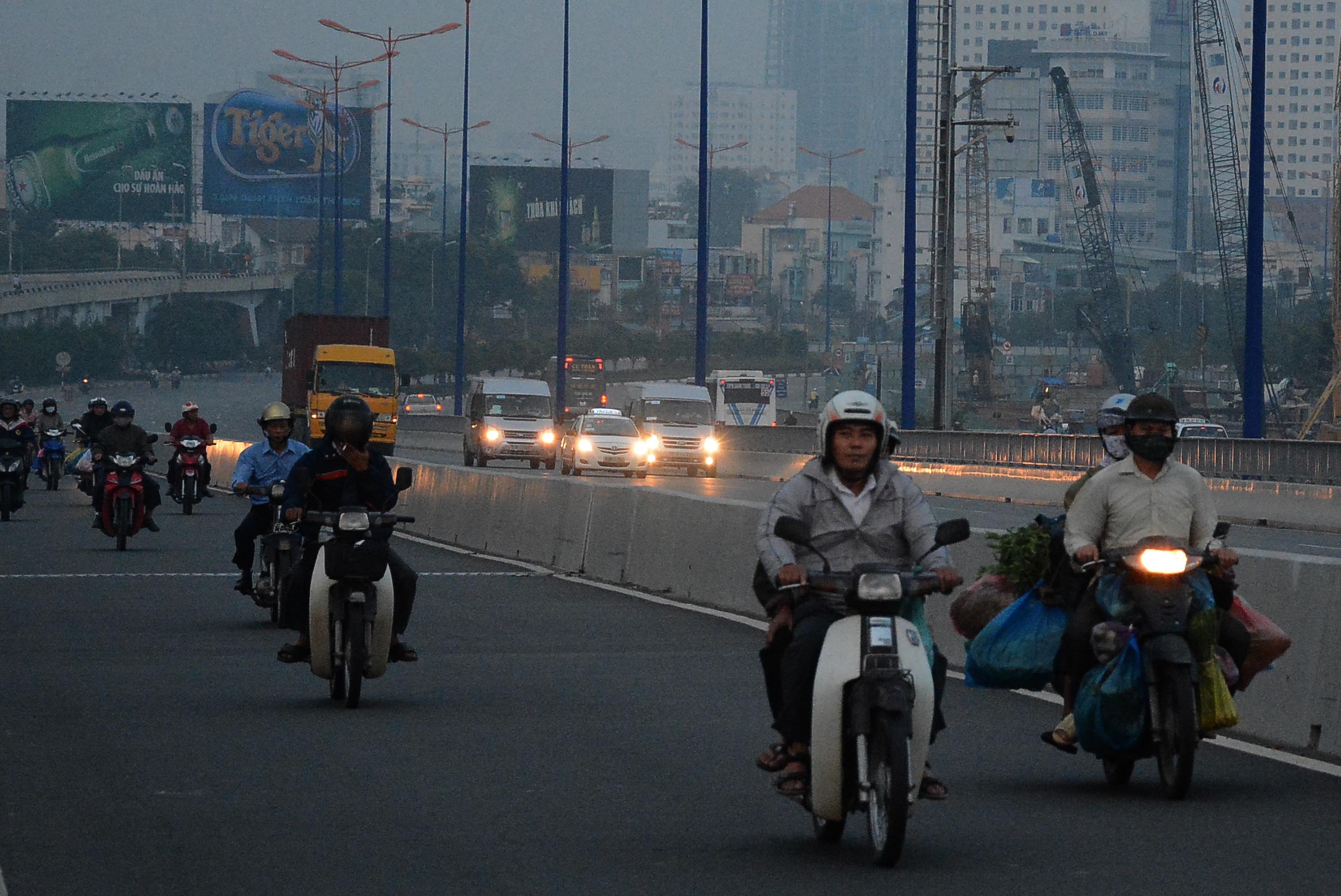Lúc 5 giờ 40 phút sáng ngày 13/10, sương mù bao phủ trên tuyến đường Xa lộ Hà Nội (quận Bình Thạnh), đoạn qua cầu Sài Gòn khiến người tham gia giao thông bị hạn chế tầm nhìn.  