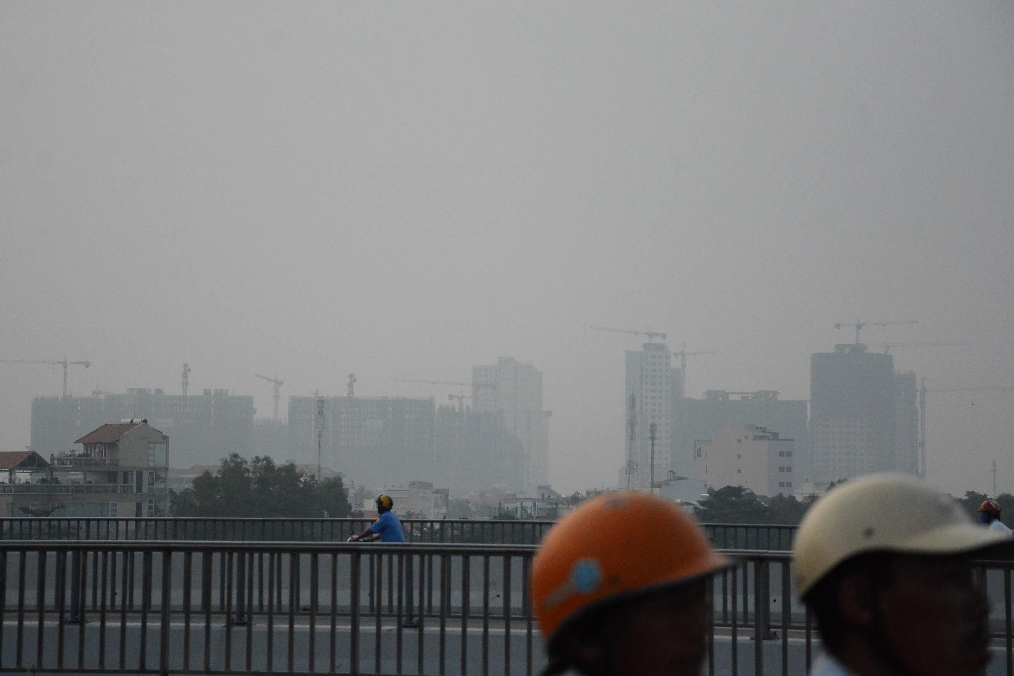 Sương mù vẫn phủ kín các tòa nhà cao tầng ở quận 2 dù đã hơn 6 giờ sáng.