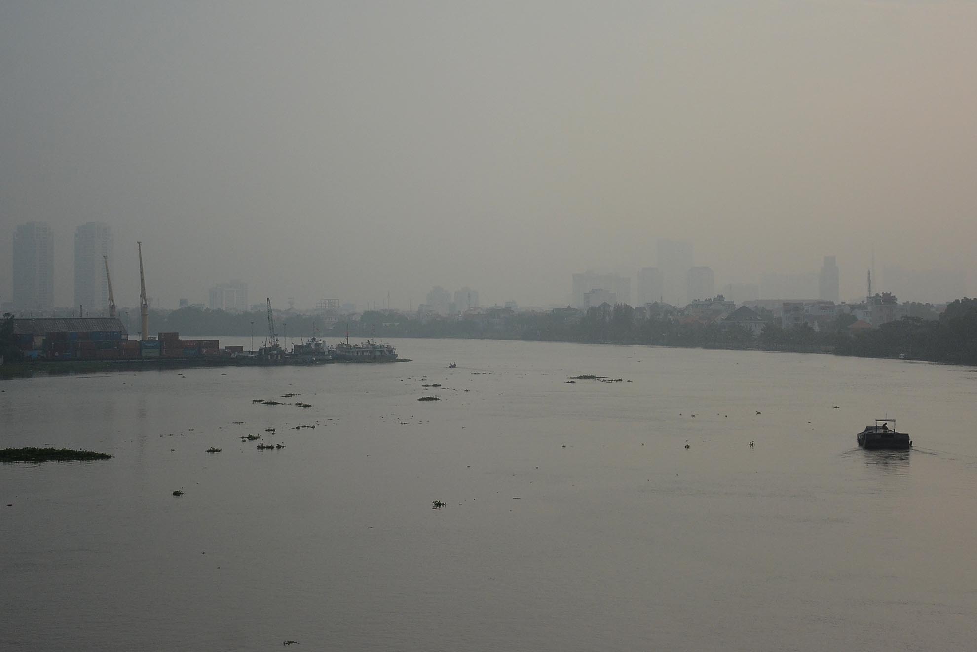 Sông Sài Gòn bị bao phủ bởi sương mù, các tàu bè lưu thông trên sông cũng gặp nhiều khó khăn.