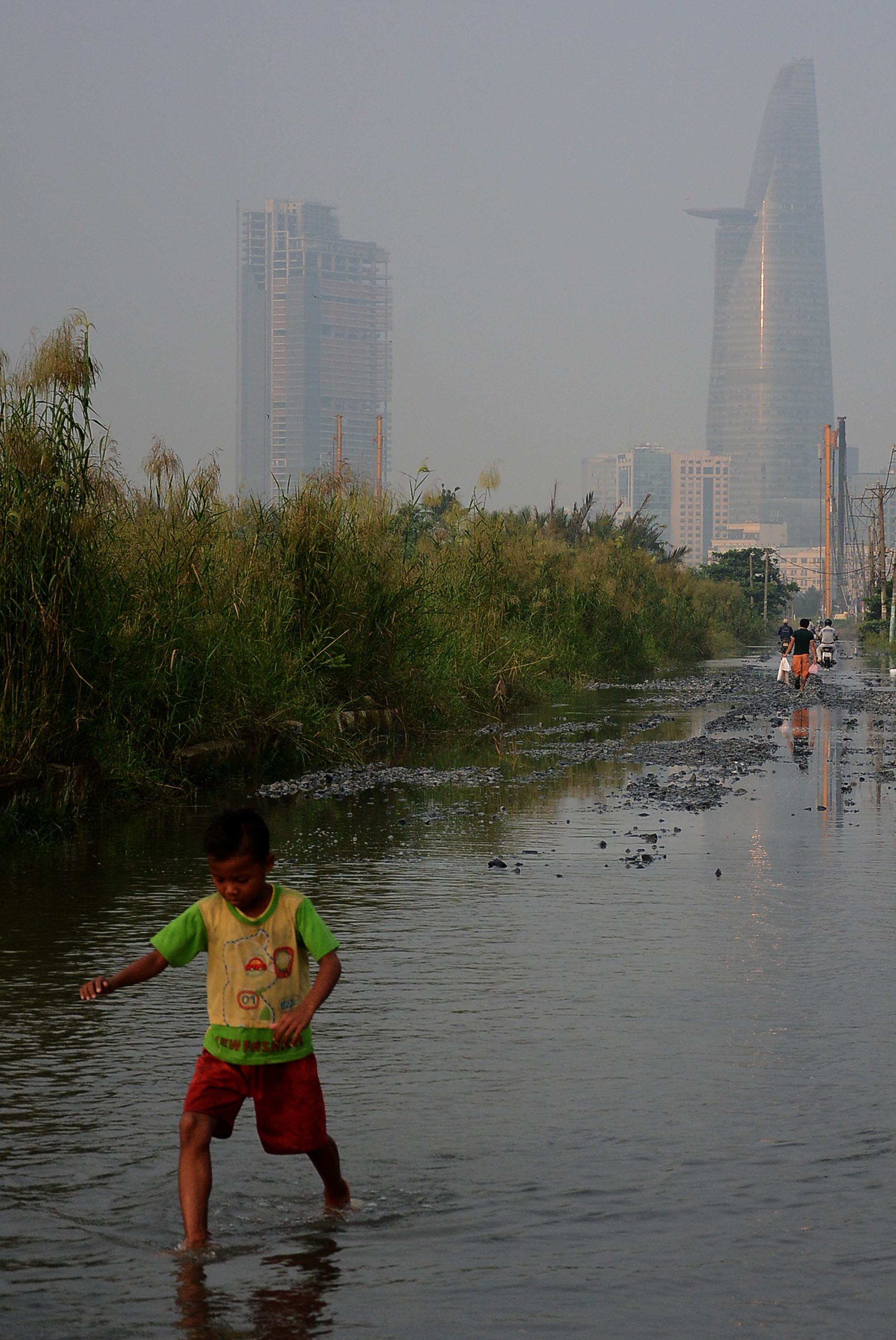 Trong khi đó, triều cường đạt đỉnh vào ngày 11/ 10 ở mức 1,7 mét khiến nhiều khu vực ở TPHCM bị ngâoj.