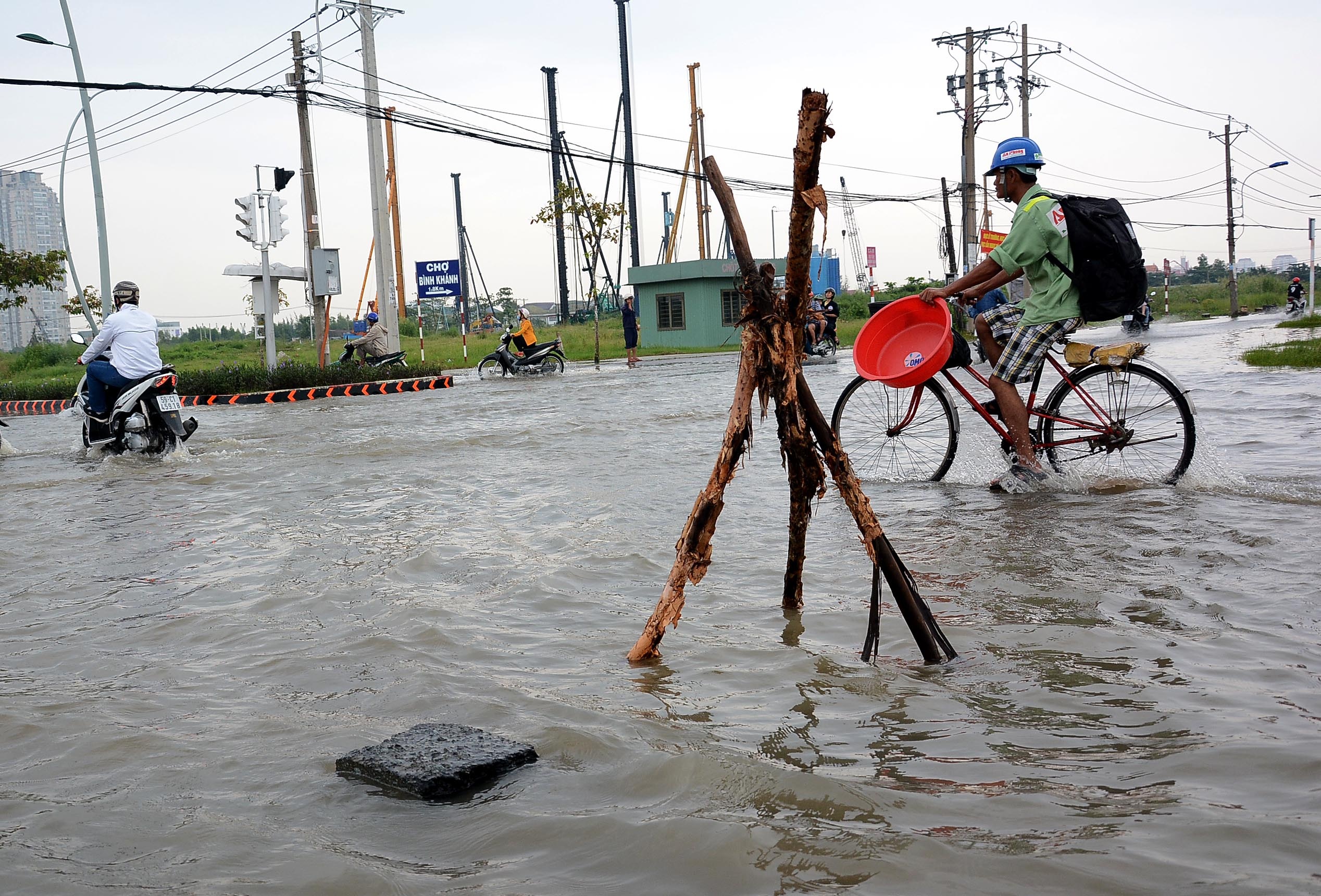 Triều cường gây khó khăn cho các phương tiện lưu thông ở quận2, quận 7, quận 8, quận Bình Thạnh. Đợt triều cường vừa qua đã vượt mốc lịch sử nên sau gần 2 ngày, một số khu vực nước vẫn chưa rút hết