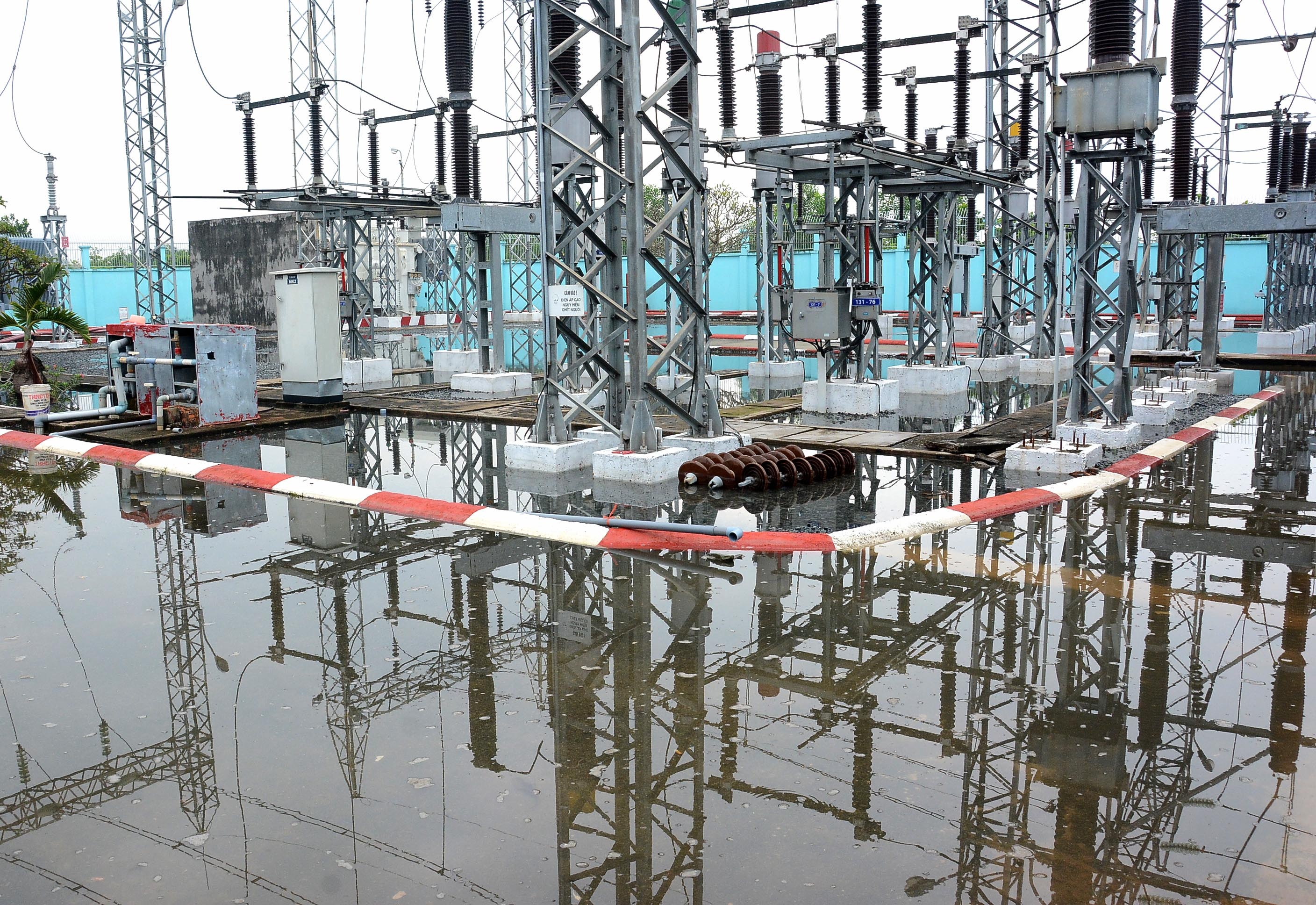 triều cường tràn vào một trạm biến áp An Khánh trên đường Trần Não quận 2.