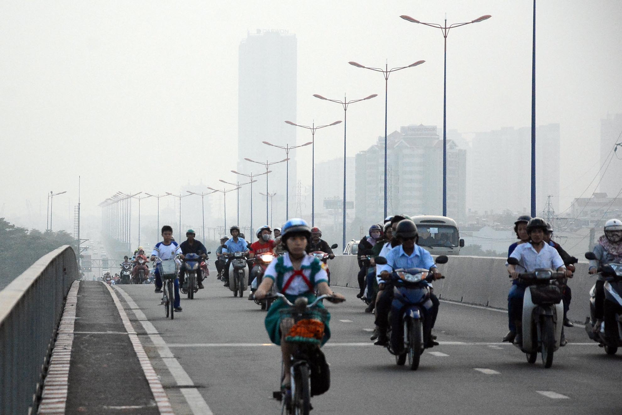 7 giờ 45 phút, sương mù vẫn chưa tan khi các con đường vào trung tâm đã đông nghẹt người.