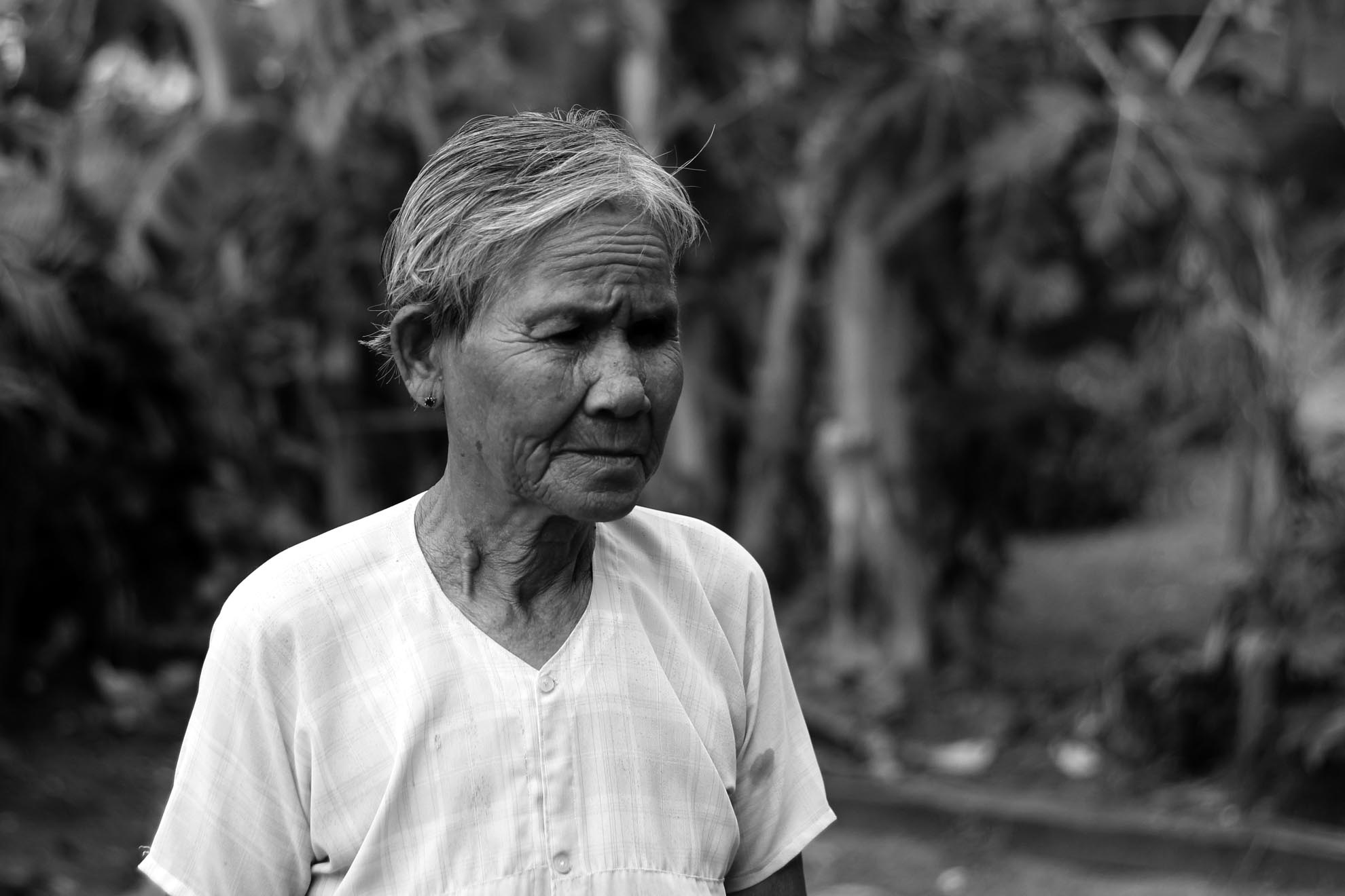 Theo ni sư Như Huệ tịnh xá Ngọc Châu thì cứ vào mùa làm hành thì nguy cơ bị mù của người dân là cao nhất. Nhưng nguyên nhân do hành thì chưa chắc chắn, khi bị hành làm cay đau mắt người dân không biết cách vệ sinh đúng khoa học mà thường hái một loại lá cây giã nhỏ bọc vào khăn rằn rồi đắp lên mắt. Đây cũng có thể là nguyên nhân làm tổn thương mắt dẫn đến mù lòa.