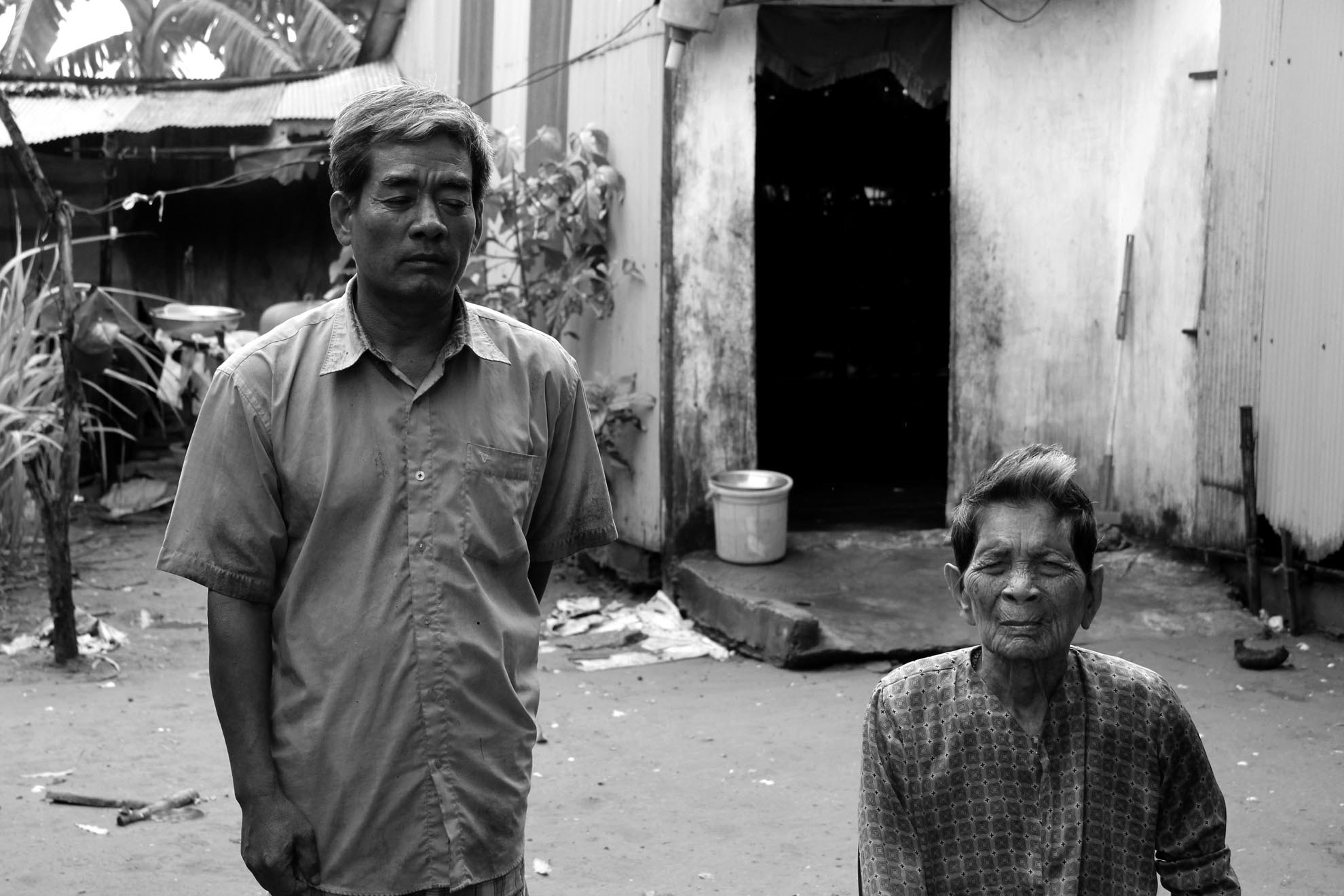 Cụ Danh Thị El 84 tuổi cùng con trai Thạch Huol 60 tuổi cũng bị mù từ mấy chục năm trước. 