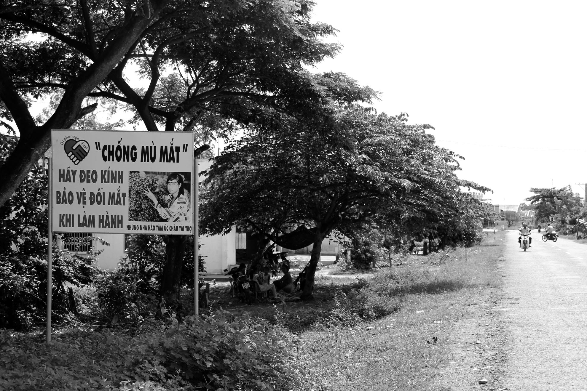 Hiện nay chính quyền huyện Vĩnh Châu cho đặt khắp nơi các thông báo, khuyến cáo người dân tự bảo vệ mắt khi làm hành để ngăn chặn nguy cơ gây mù từ loại thực phẩm này.