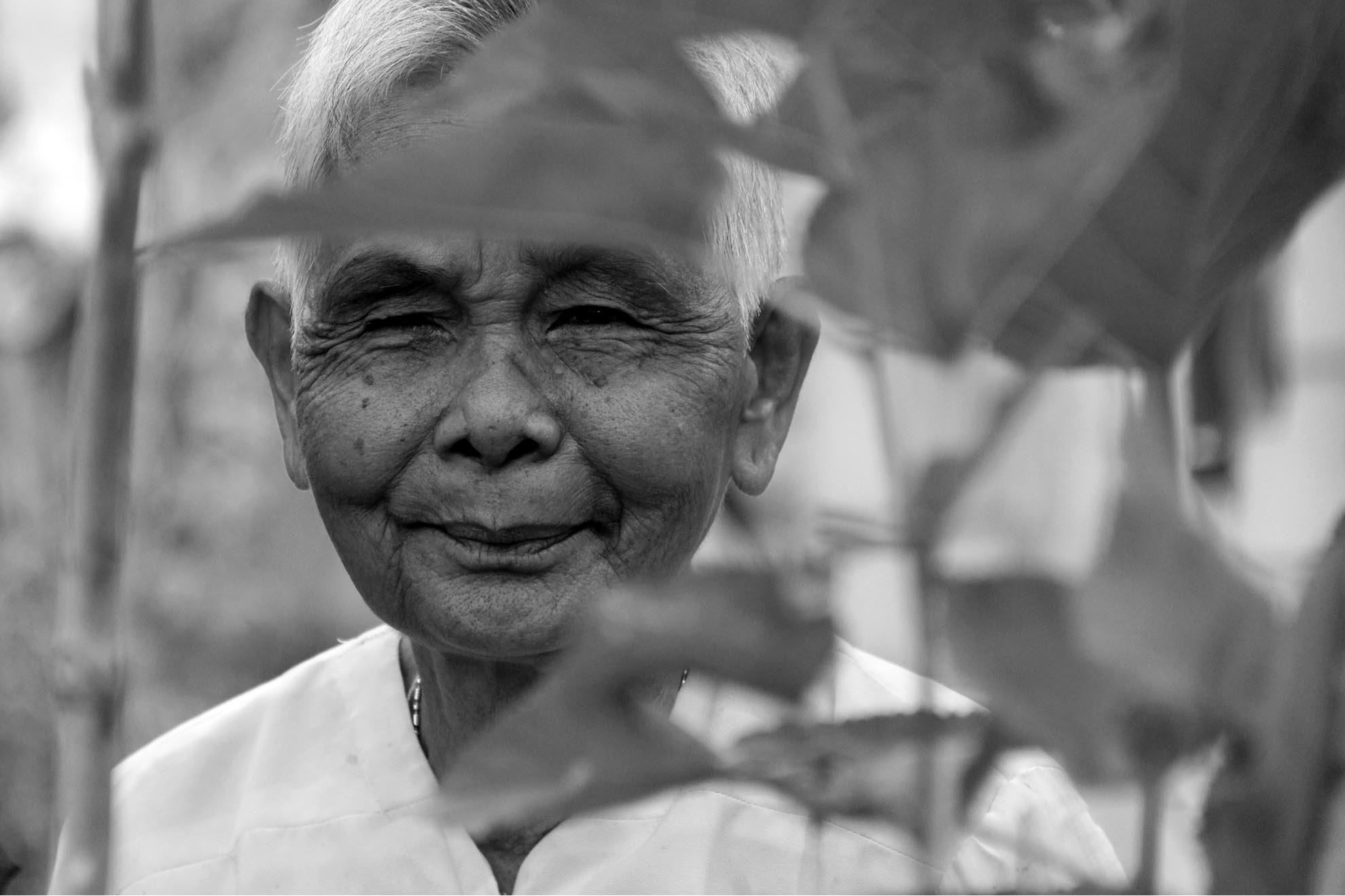 Bà Huỳnh Thị Huyền 61 tuổi  bị mù đã hơn 30 năm. Lúc còn trẻ bà làm hành tím theo thời gian mắt cứ giảm dần thị lực rồi sau đó mù 1 mắt, còn 1 mắt thì nhòa nhìn không rõ.