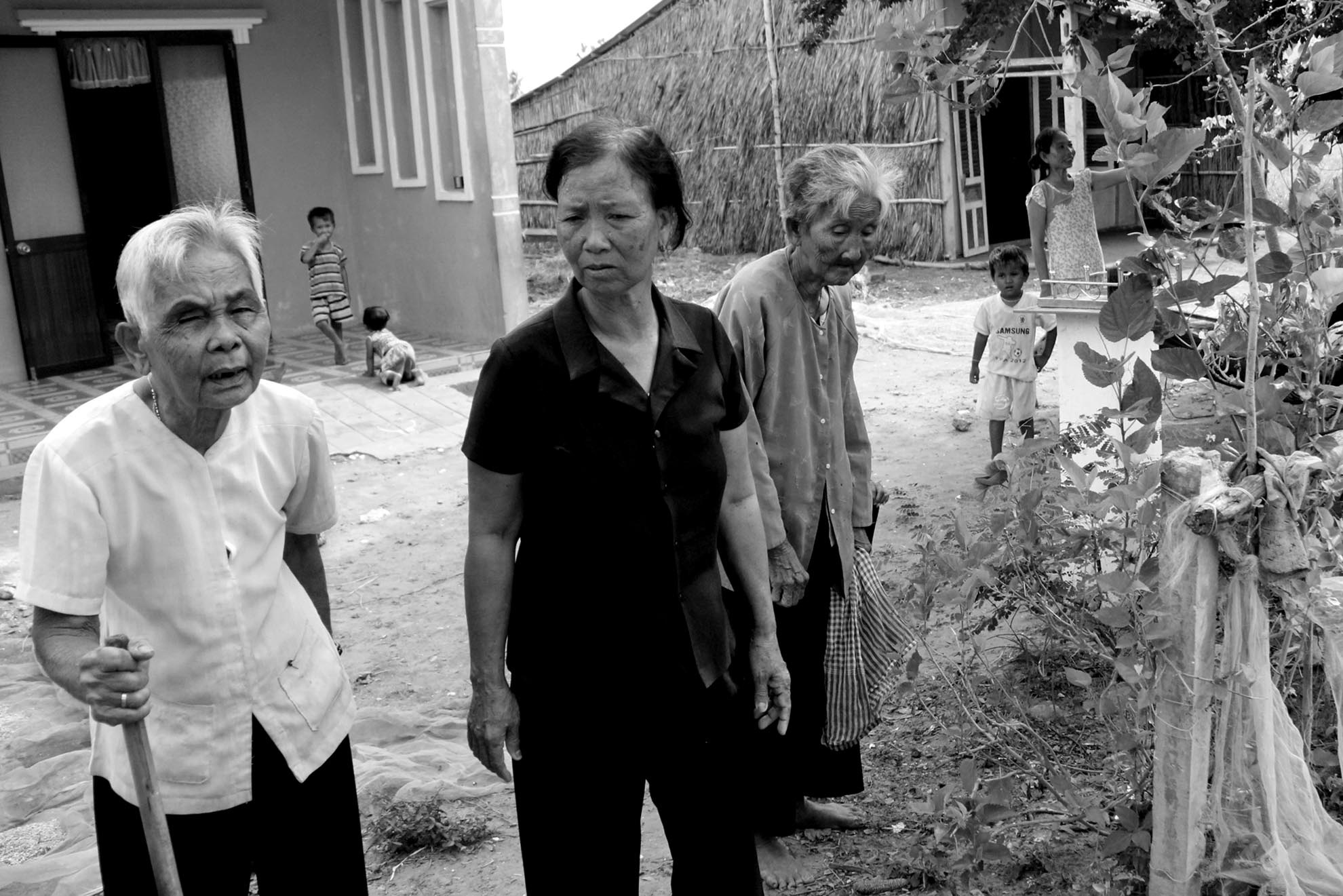 Bà chia sẻ: Khi làm hành ở trong hành có bụi phấn trắng, khi làm bị hơi hành cay mắt, sơ ý lấy tay quẹt mắt sau đó thì mắt nhức cứ lâu dần thì mắt bị nhòe rờ mờ hẳn. 