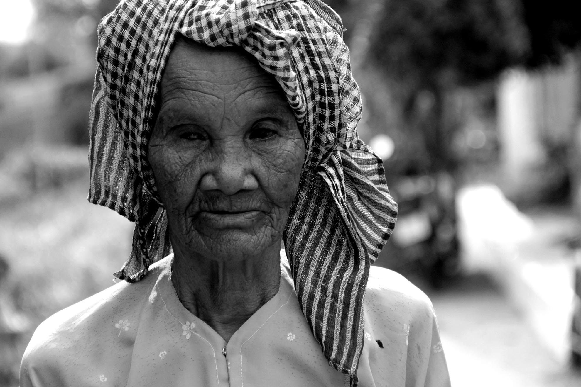 Cụ Kim Thị Lan bị mù 2 mắt từ khi còn trẻ. Nhà bà có truyền thống trồng và làm hành truyền đời. Bà cũng theo nghiệp gia đình, những năm đầu làm hành mắt thường rất mỏi hay bị chảy nước mắt, rồi sau đó mắt thường bị nhức và đau, sau nhiều năm thì bà bị mù hẳn