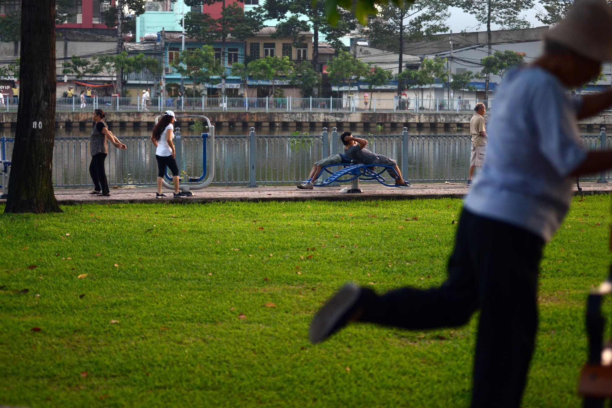 Tuy nhiên, nhiều nơi chưa lắp đủ bộ máy nên người dân phải nhường nhau.