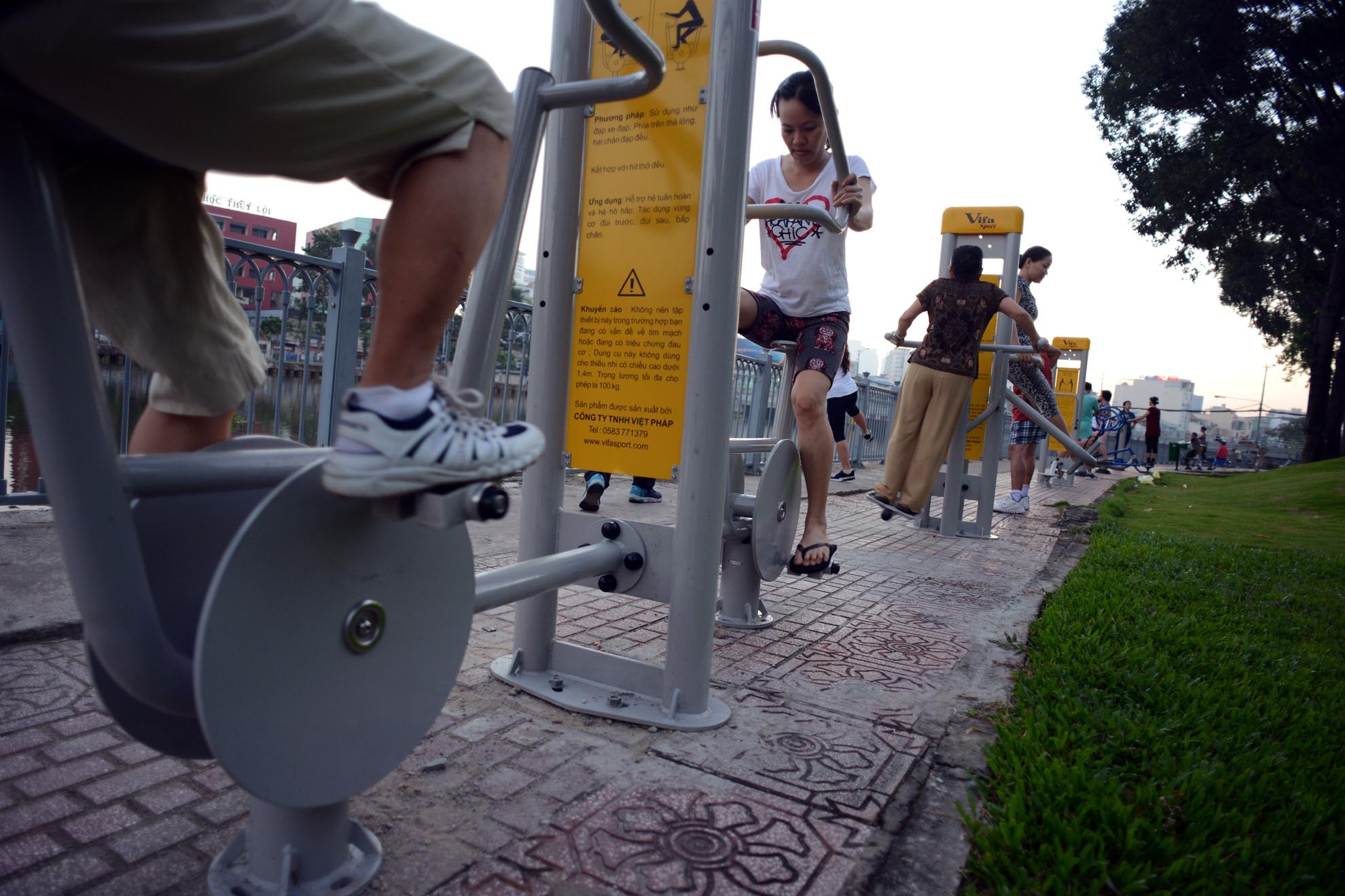 Cũng có ý kiến cho rằng, việc lắp đặt của chính quyền chưa thật hợp lý. Lối đi trên vỉa hè bị chắn bởi các máy tập khiến việc đi lại của người dân đôi khi gặp khó khăn.