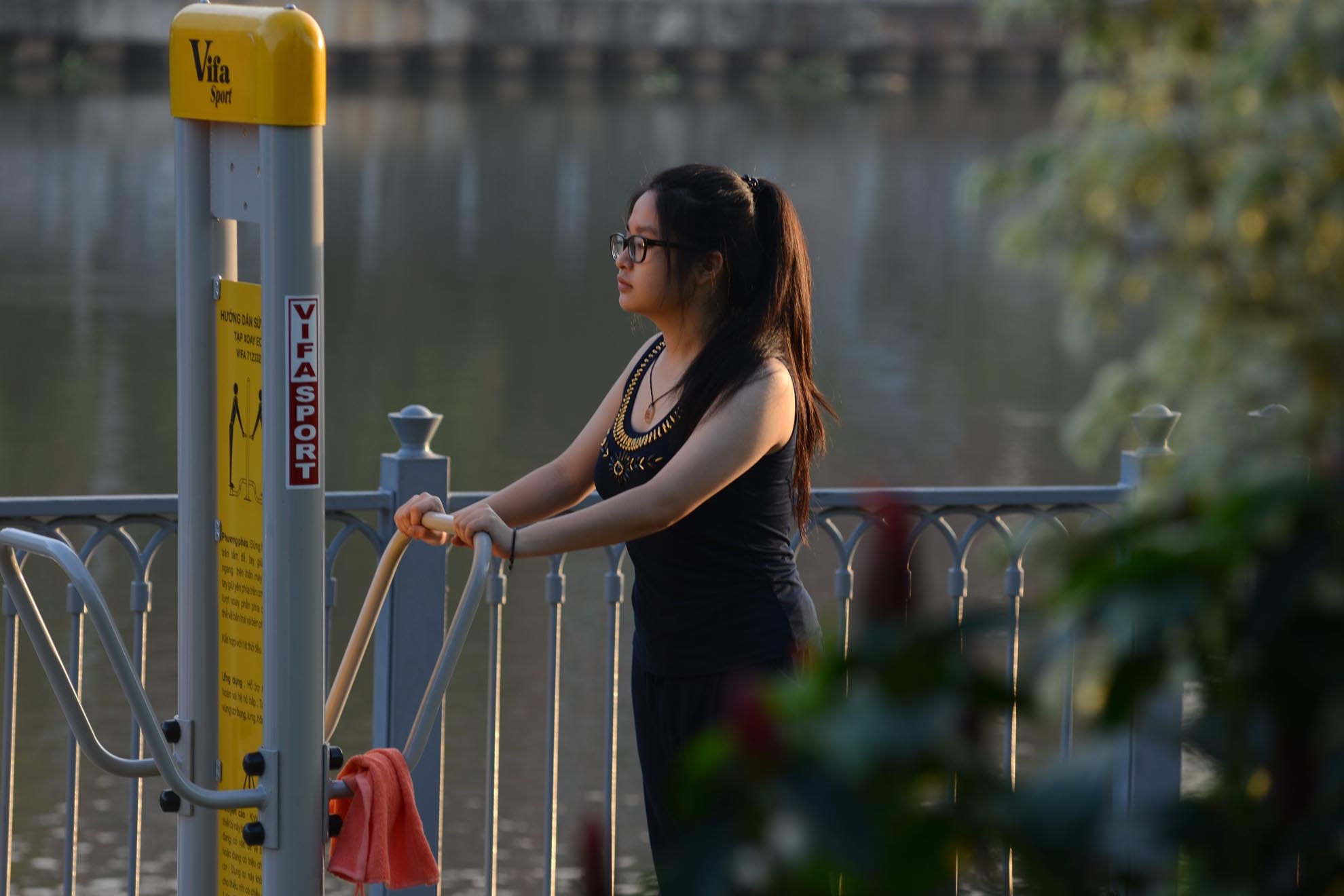 Không chỉ những người già, nhiều bạn trẻ cũng cảm thấy thoải mái khi sử dụng máy tập thể dục để rèn luyện sức khỏe.