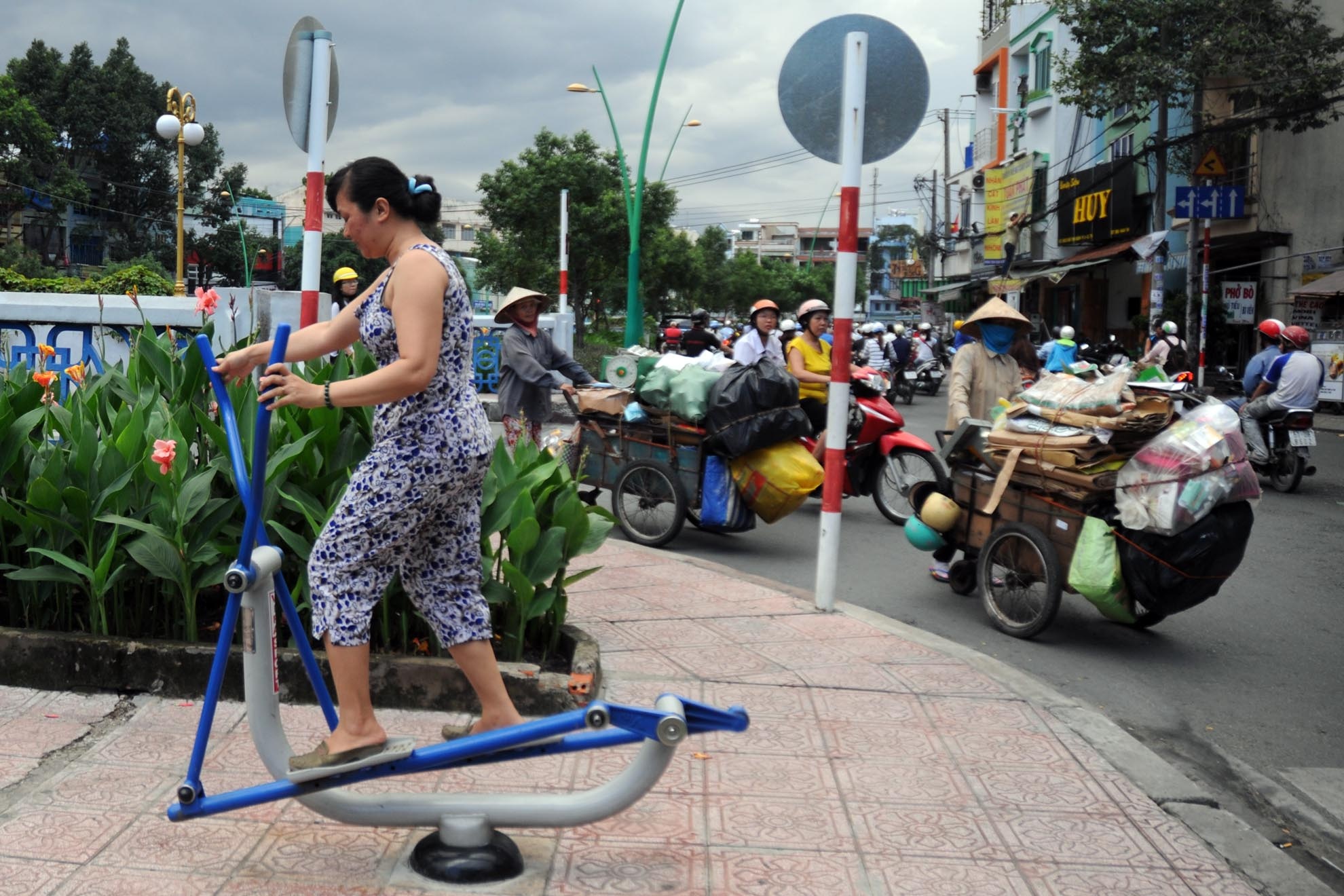 Từ khi có máy tập miễn phí, nhiều người sống ở bên kênh Nhiêu Lộc chăm chỉ rèn luyện TDTT hơn. Vào buổi sáng và buổi chiều, hàng trăm người ra bờ kênh luyện tập, vui chơi.