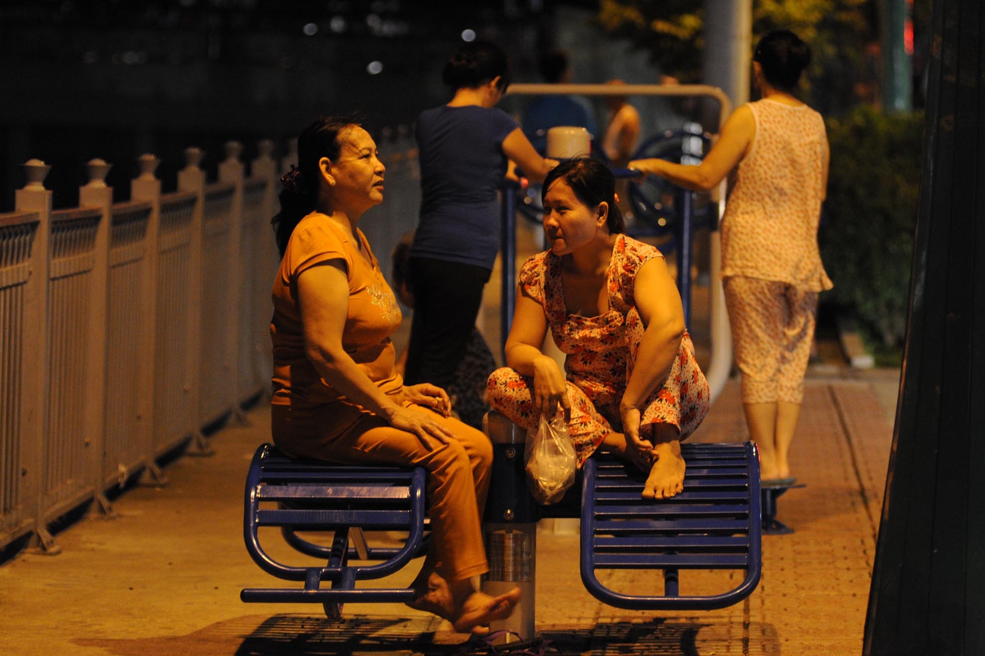 Không chỉ tiện lợi trong việc tập thể dục, từ khi dòng kênh được cải tạo sạch và đẹp hơn, nhiều người thường xuyên ra đây hóng mát và trò chuyện.