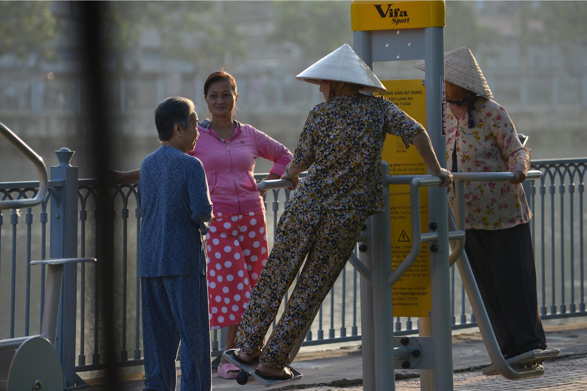 Chính quyền TP.HCM đã cho lắp đặt hơn 60 máy tập thể dục dọc vỉa hè dọc kênh Nhiêu Lộc để phục vụ người dân. Từ khi dự án cải thiện môi trường kênh Nhiêu Lộc - Thị Nghè hoàn thành, nơi đây trở thành công viên rộng, dài và có môi trường trong lành nhất TPHCM.