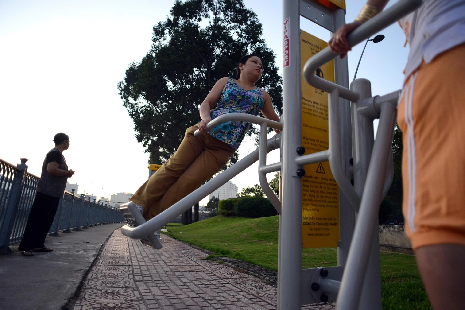 Bộ máy bao gồm máy tập chạy, tập cơ bụng, hông… rất tiện lợi cho người dân.