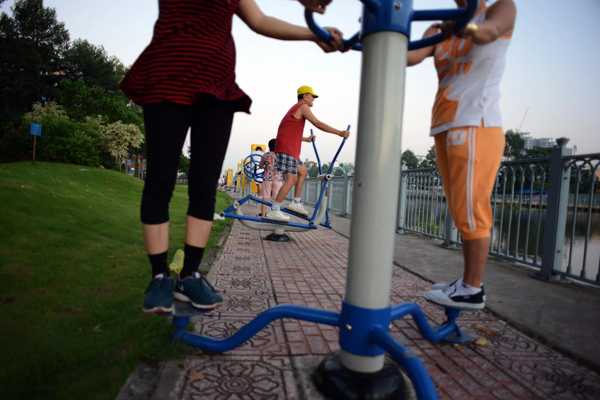 Chị Thanh, người tập thể dục thường xuyên ở đây cho biết, nhờ có máy tập ở ngay vỉa hè dòng kênh nên chị không phải đi vào công viên mỗi buổi sáng, đỡ mất nhiều thời gian.