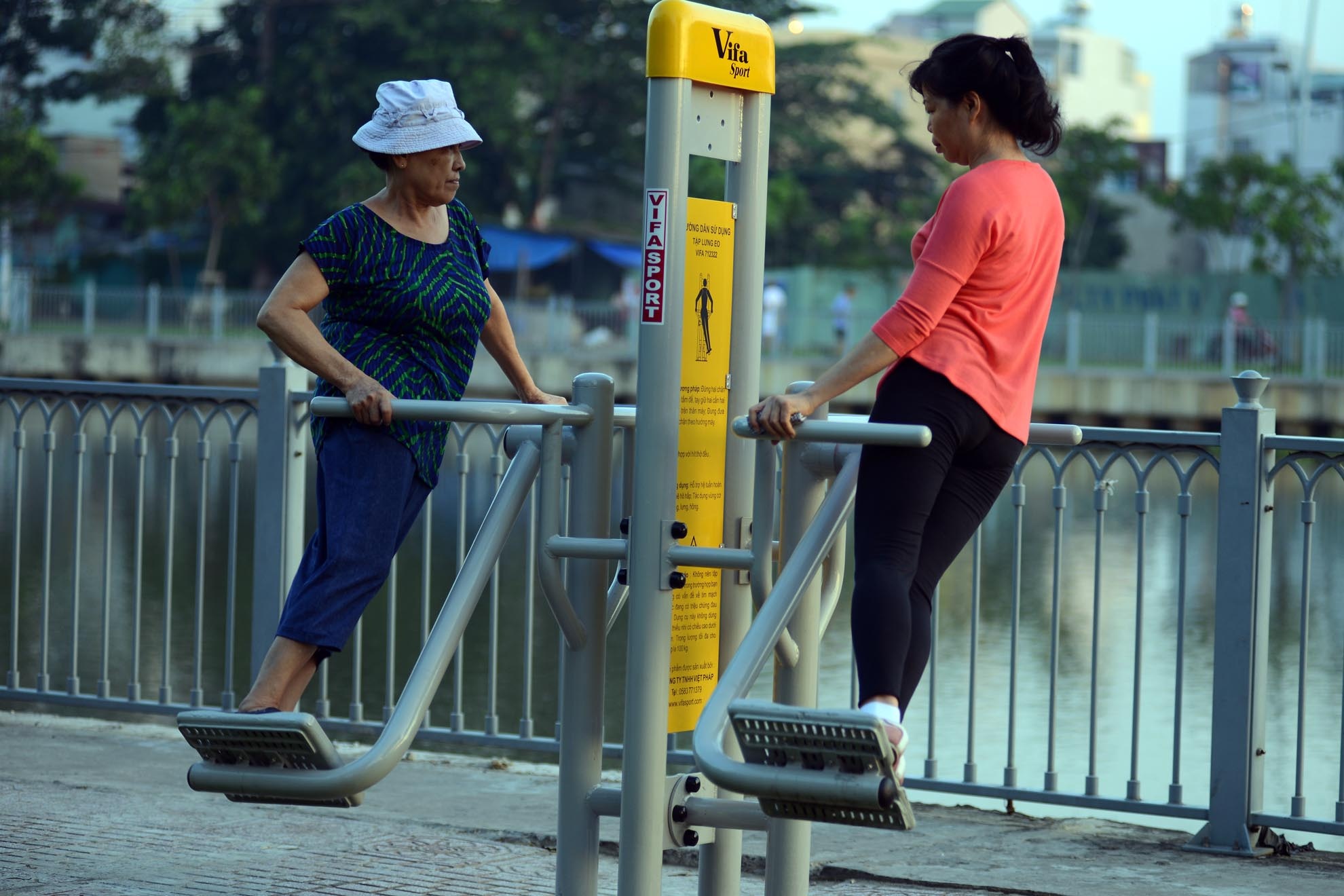 Những máy tập hiện đại, có ghi rõ hướng dẫn cách tập để người dân áp dụng và tập theo.