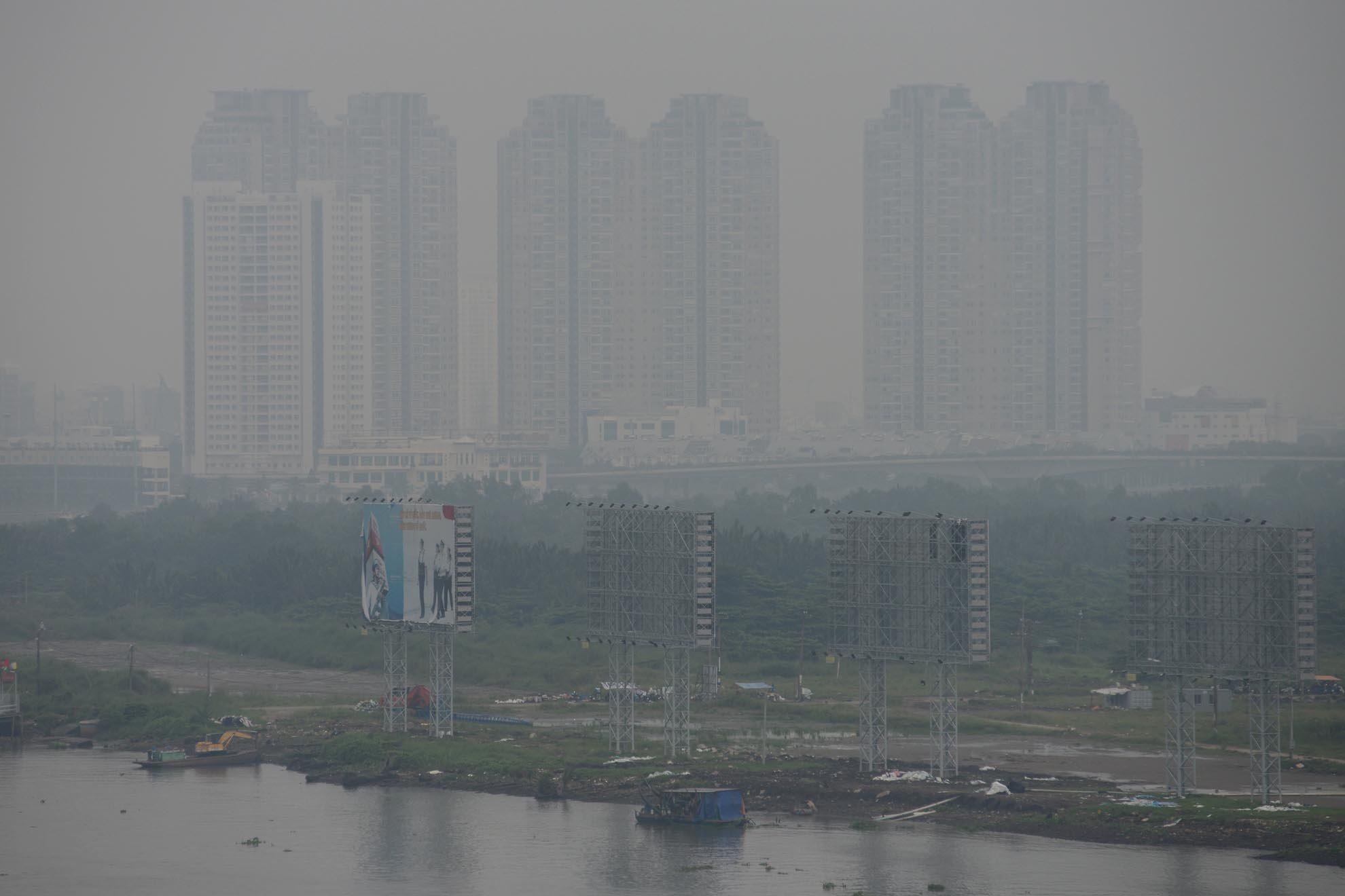 Nhìn từ cầu Khánh Hội (quận 1) khó quan sát rõ khu vực quận 2.