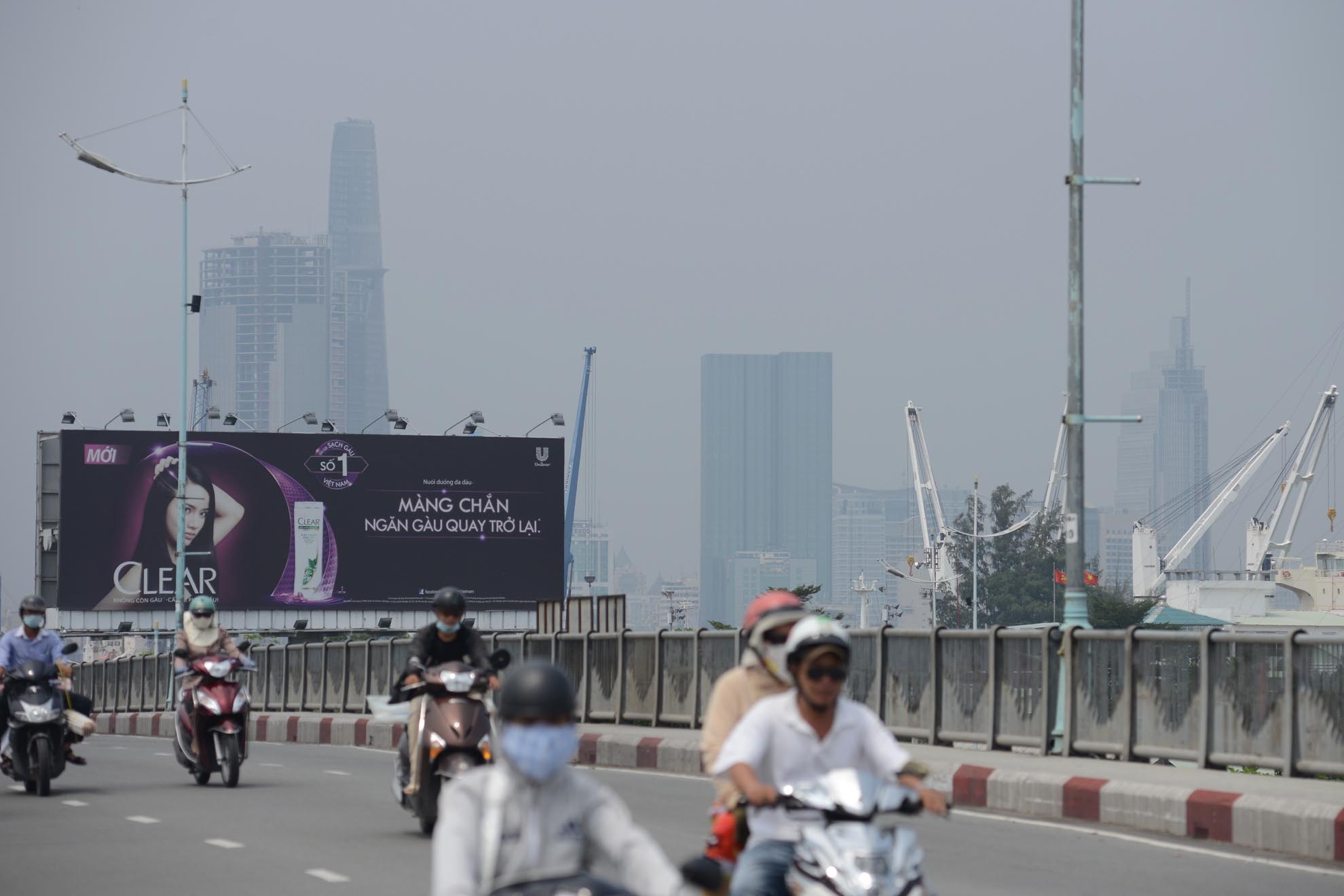 Dù giữa trưa, nhưng thời tiết Sài Gòn mát mẻ và dễ chịu. Nhiều người phải mặc áo gió ra đường.