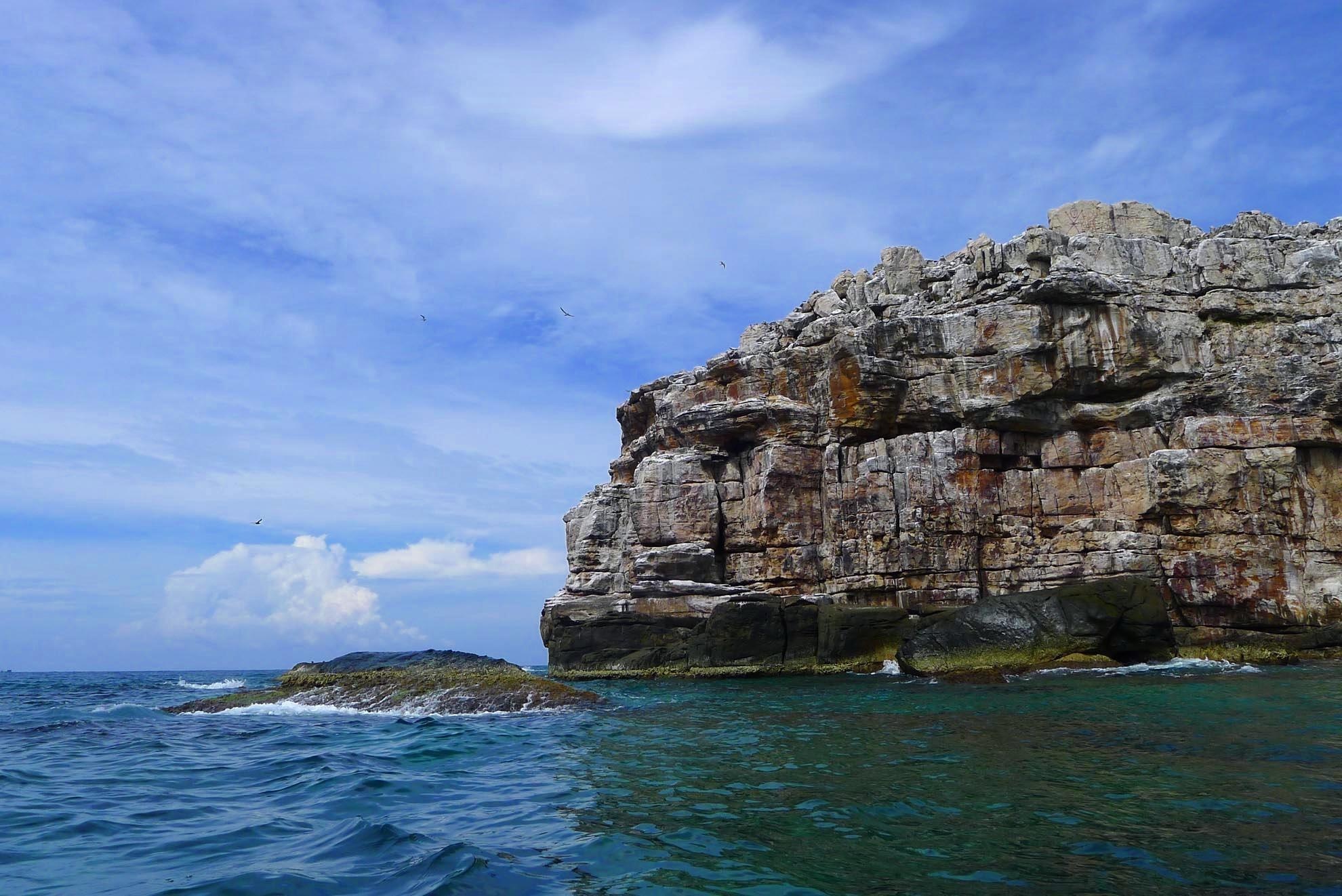 Quần đảo Thổ Châu nằm ở cực tây nam của tổ quốc với 8 đảo hòn lớn nhỏ. đảo Thổ Chu (13,95 km²), hòn Tử (khoảng 1 km²), hòn Cao Cát, hòn Nhạn, hòn Khô (khoảng 15 m²), hòn Đá Bàn, hòn Xanh và hòn Cao. Trong số này, hòn Nhạn là một đảo nhỏ có diện tích khoảng 2.000 m² với điểm cao nhất đạt độ cao 40 m so với mực nước biển.Đây chính là điểm A1 trên đường cơ sở xác định lãnh hải của Việt Nam. 