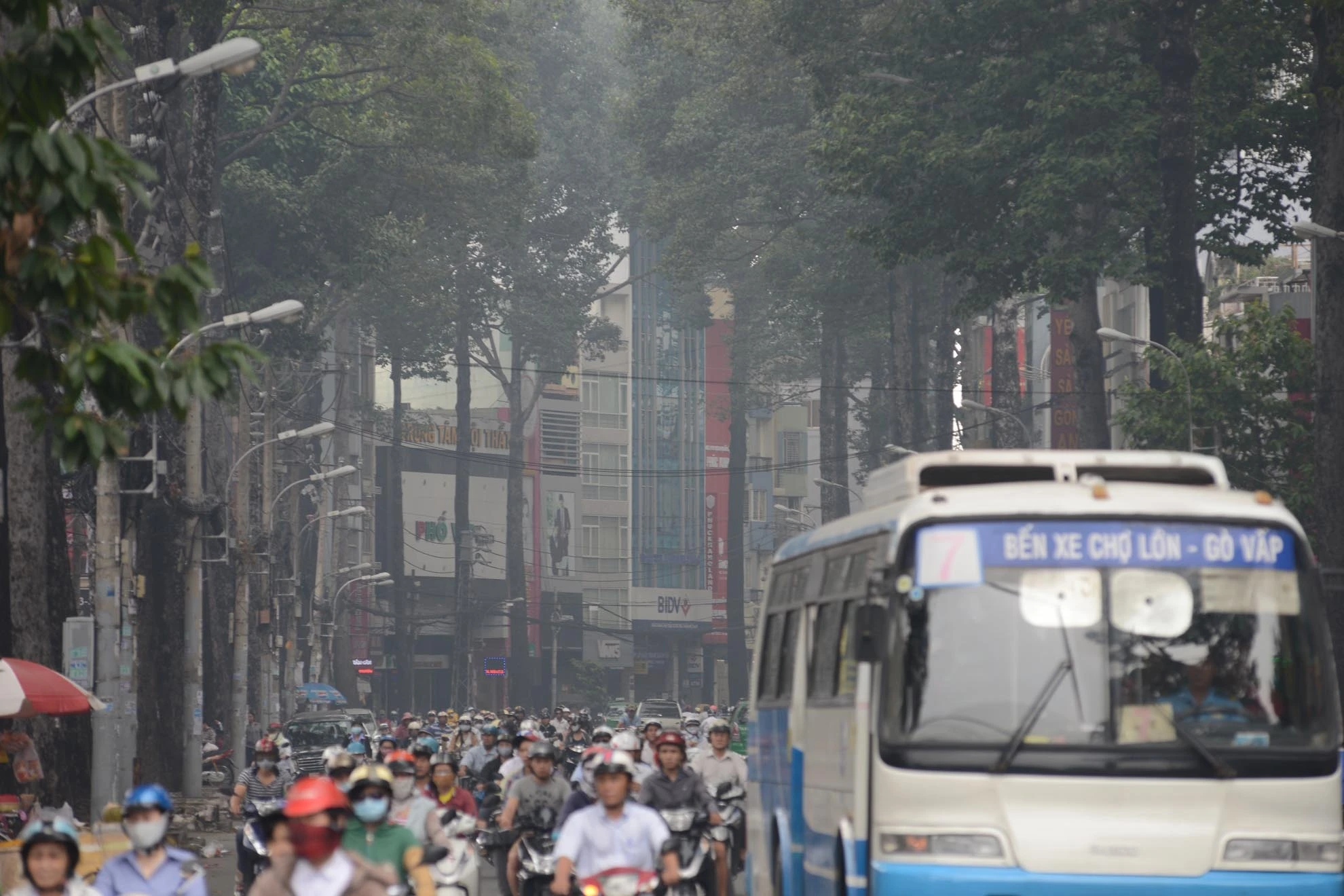 Sương mù bao phủ trên đường 3/2, quận 10.