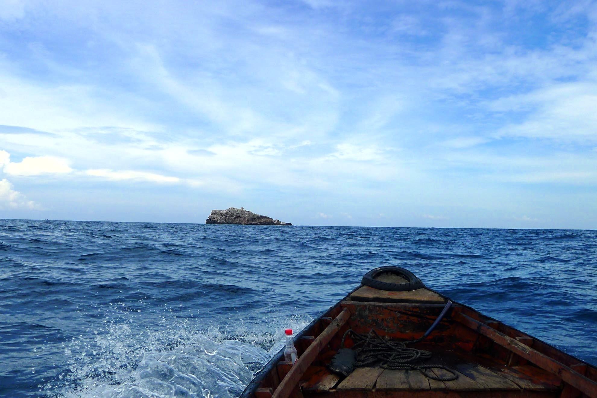 Từ đảo lớn Thổ Chu, du khách ra bến Bãi Vòng rồi từ đây thuê ghe thuyền ra Hòn nhạn, mất chừng 1 giờ đồng hồ đi vào mùa biển êm và khoảng gần 2 giờ vào mùa biển động.  Thuyền bè rất khó cập vào đảo vì quanh là đá ngầm, chỉ một chút sơ xẩy là thuyền va ngay vào đá rất nguy hiểm.