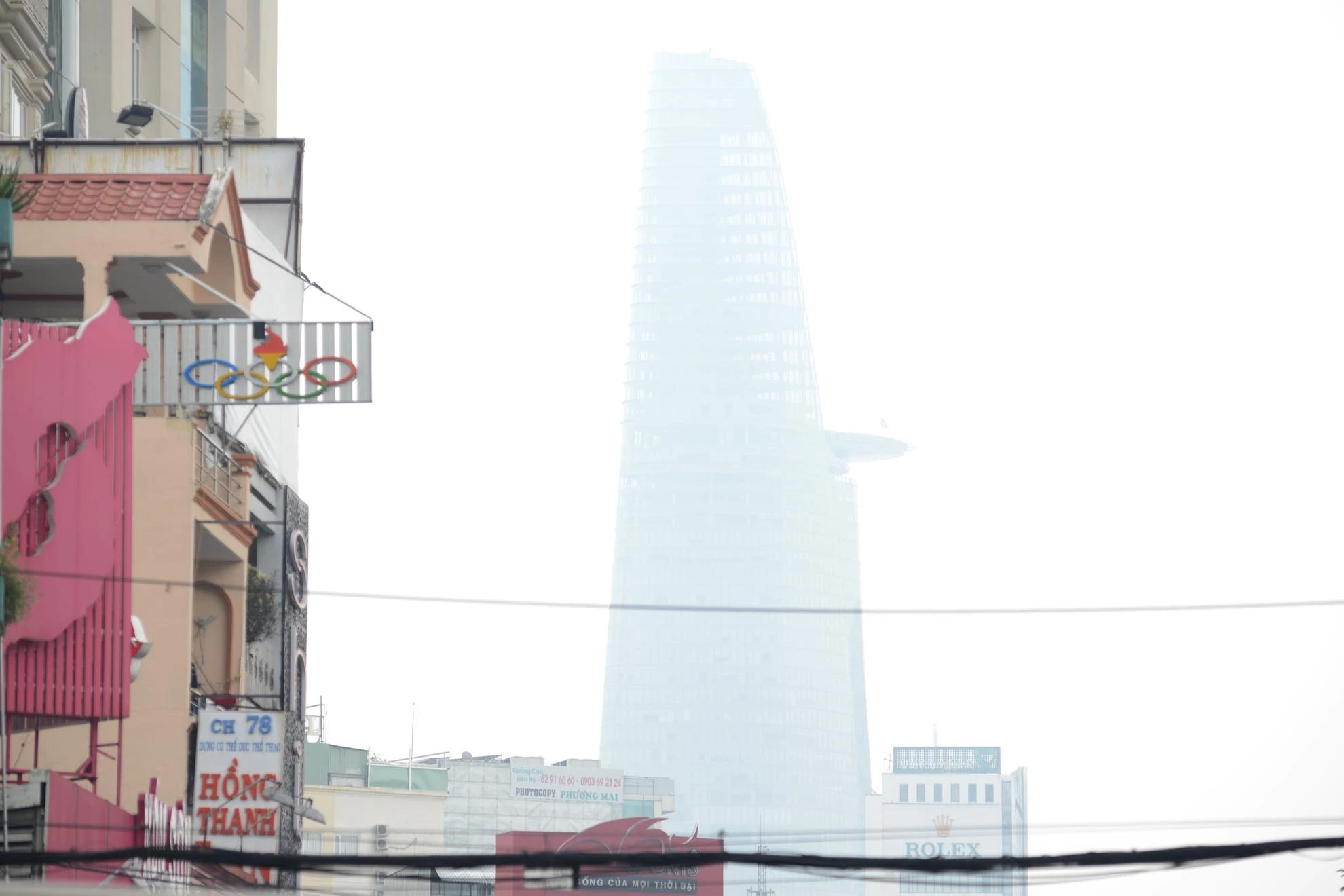 Toà nhà Bitexco nhìn từ vòng xoay ngã 6 Phù Đỏng