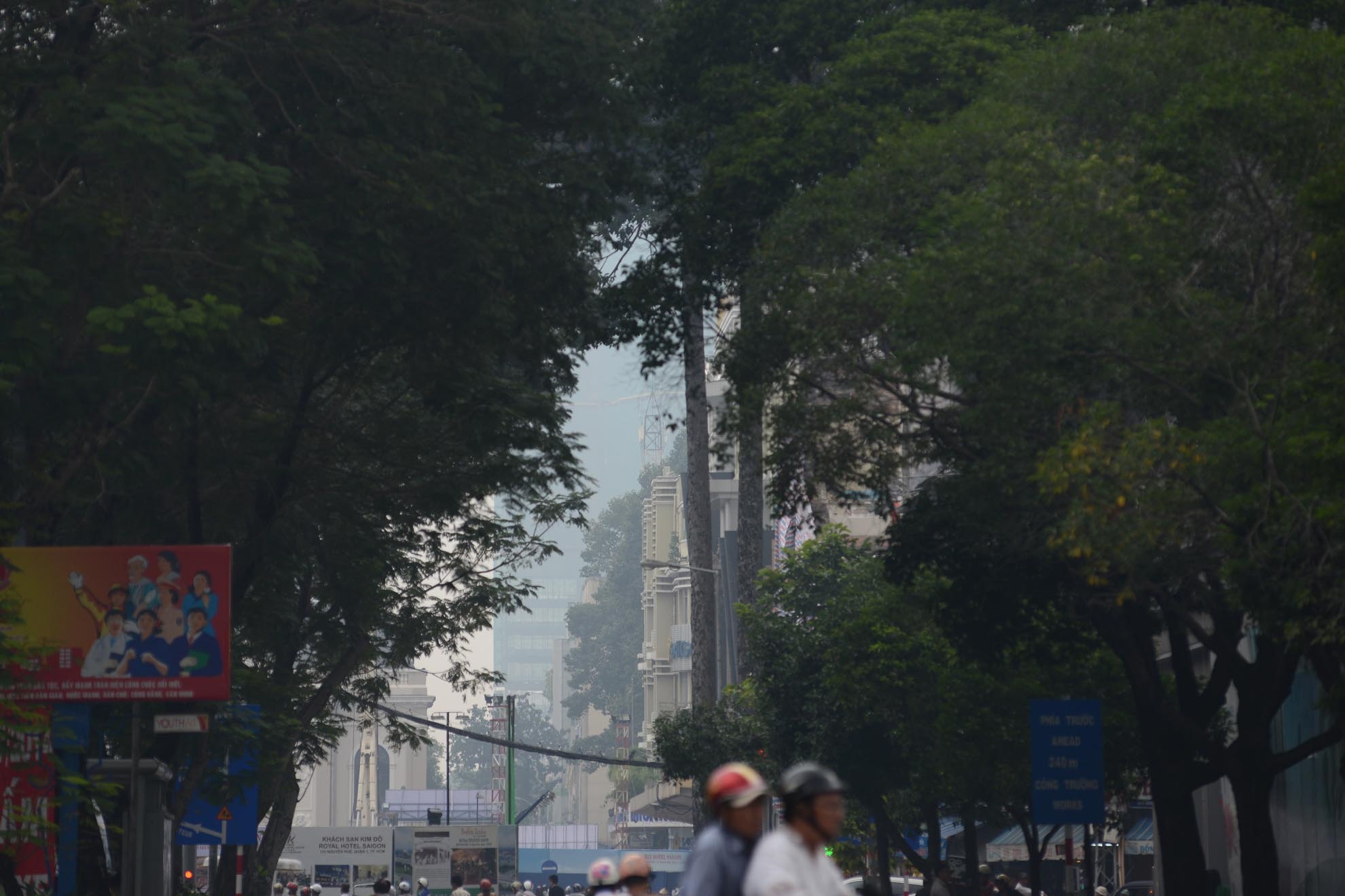 Theo nhiều người dân, hiện tượng sương mù xuất hiện từ sáng sớm. Đến giữa trưa, sương mù vẫn dày đặc.