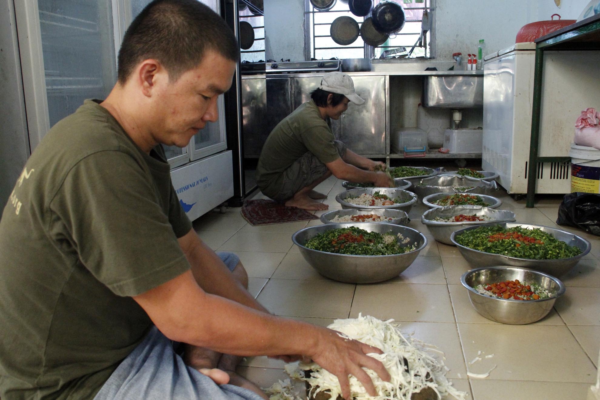 Do có nhiều loại thú khác nhau nên việc chuẩn bị thức ăn cũng chiếm nhiều thời gian nhất trong ngày. Nhân viên Mình Giáp và Anh Tú đang chuẩn bị thức ăn cho gấu, rau trước khi cho ăn được rửa sạch, sắc nhỏ và trộn đều theo tỷ lệ phù hợp để đảm bảo chất dinh dưỡng.