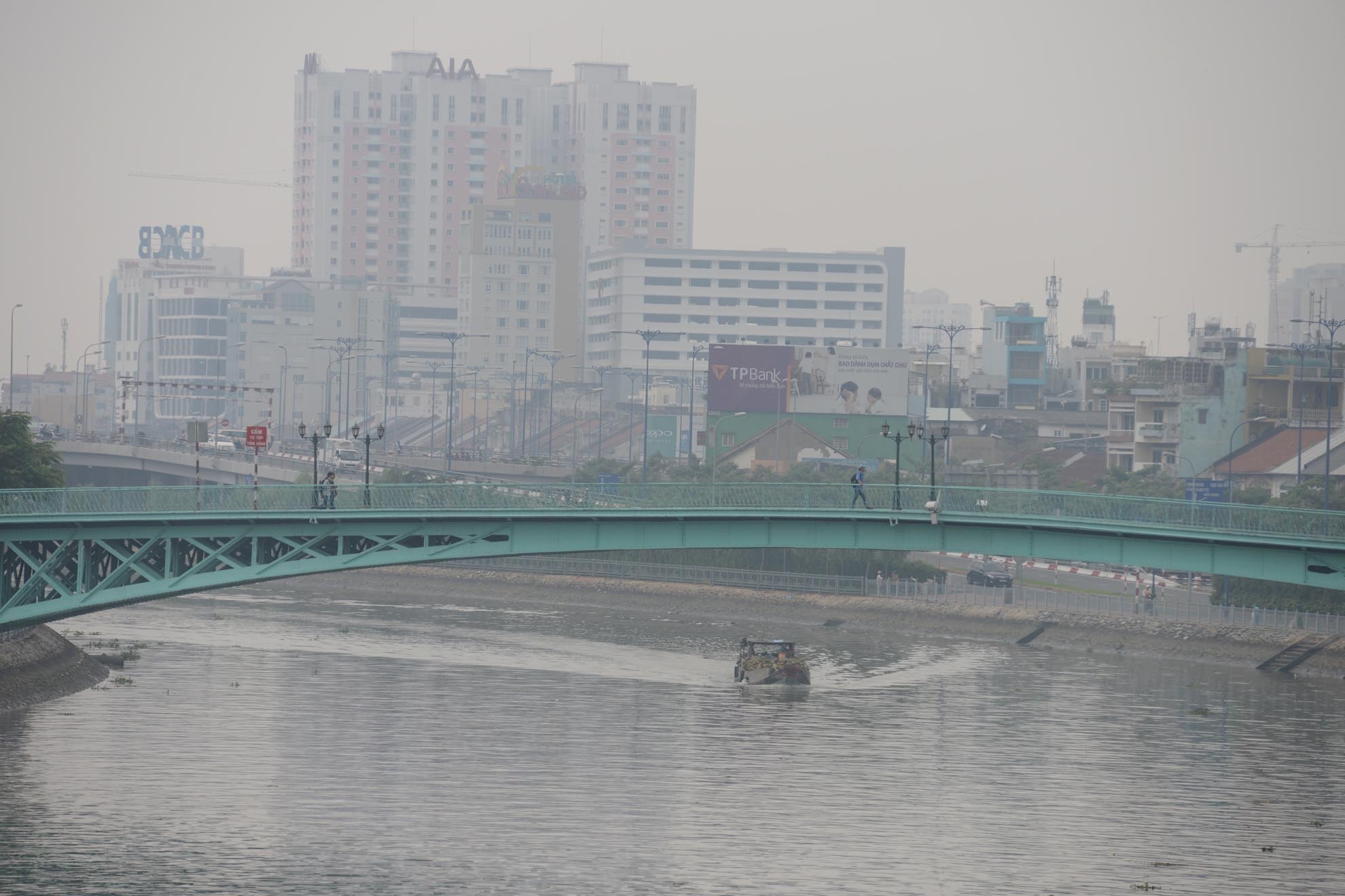 Người đi đường tỏ ra bất ngờ trước hiện tượng hiếm gặp này ở Sài Gòn.