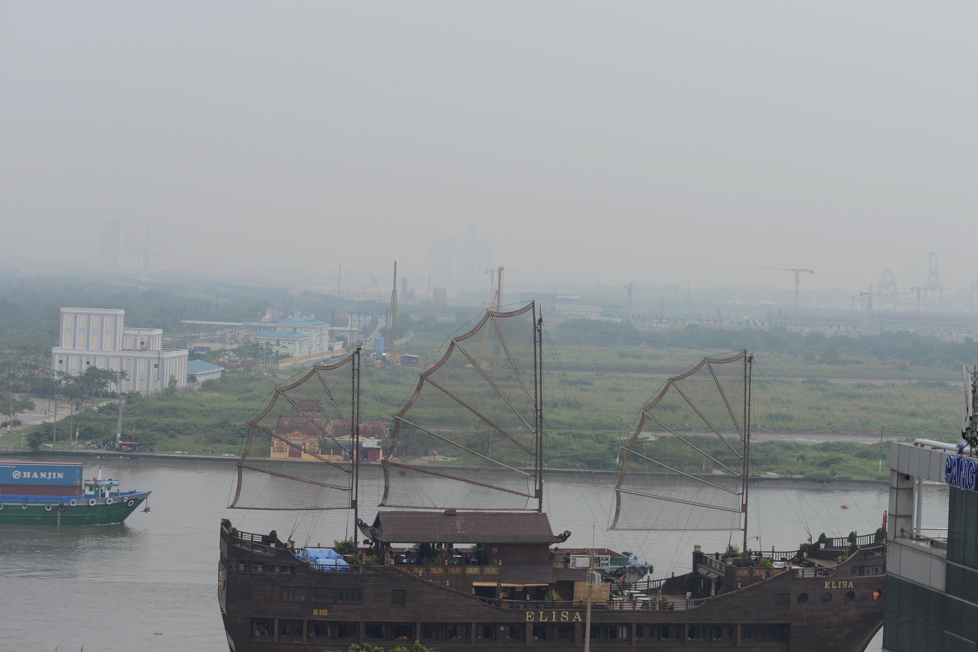 Sương mù dày đặc, boa phủ toàn bộ khu vực quận 2.