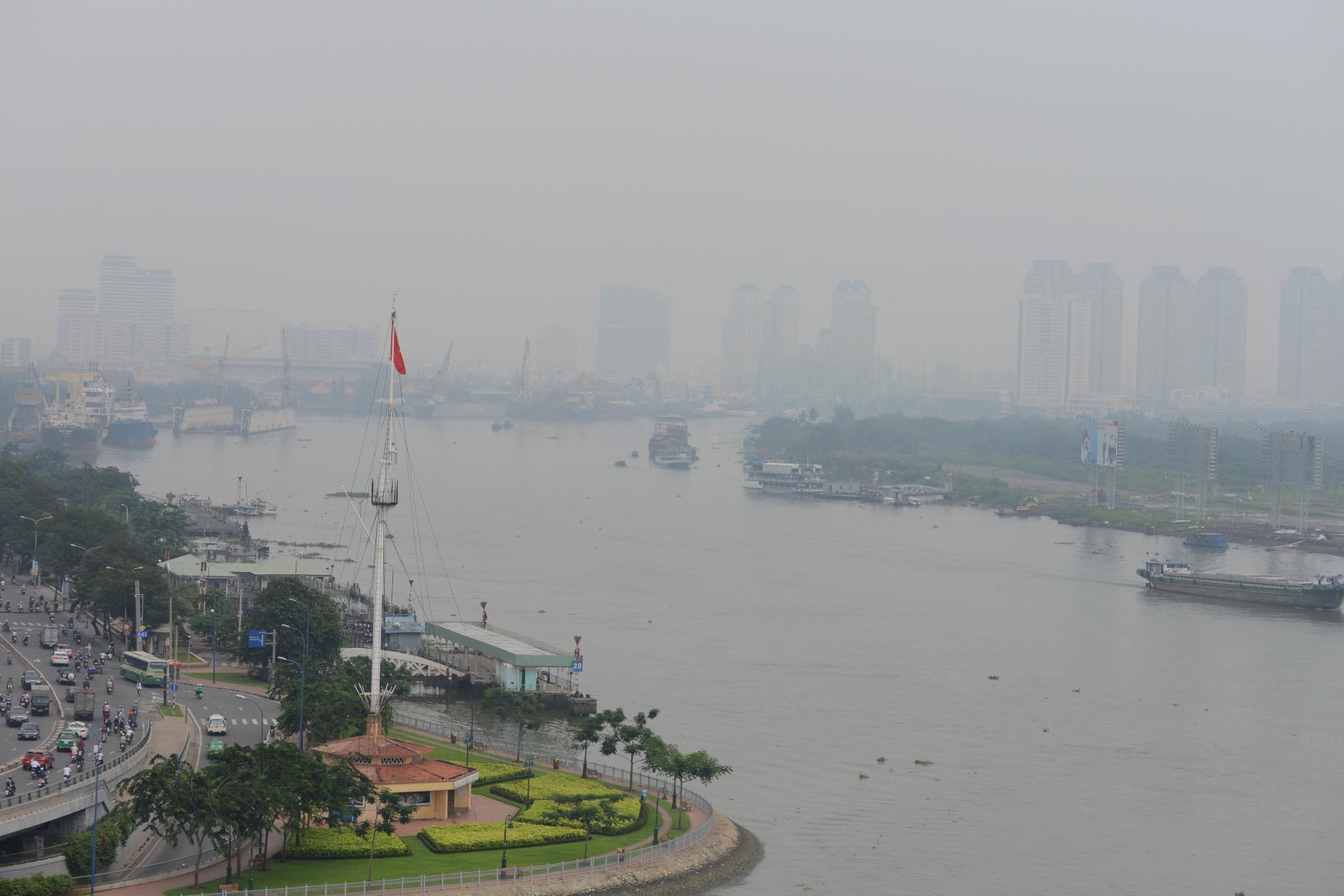 Bến Bạch Đằng (quận 1) lúc 12h trưa. 