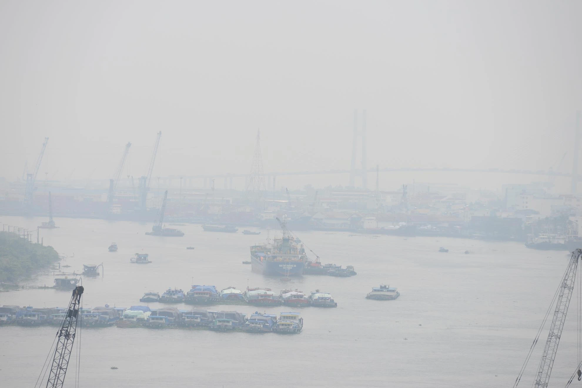 Khu vực sông Sài Gòn, gần cầu Phú Mỹ bị bảo phủ sương mù, khiến việc di chuyển của tàu thuyền khó khăn.