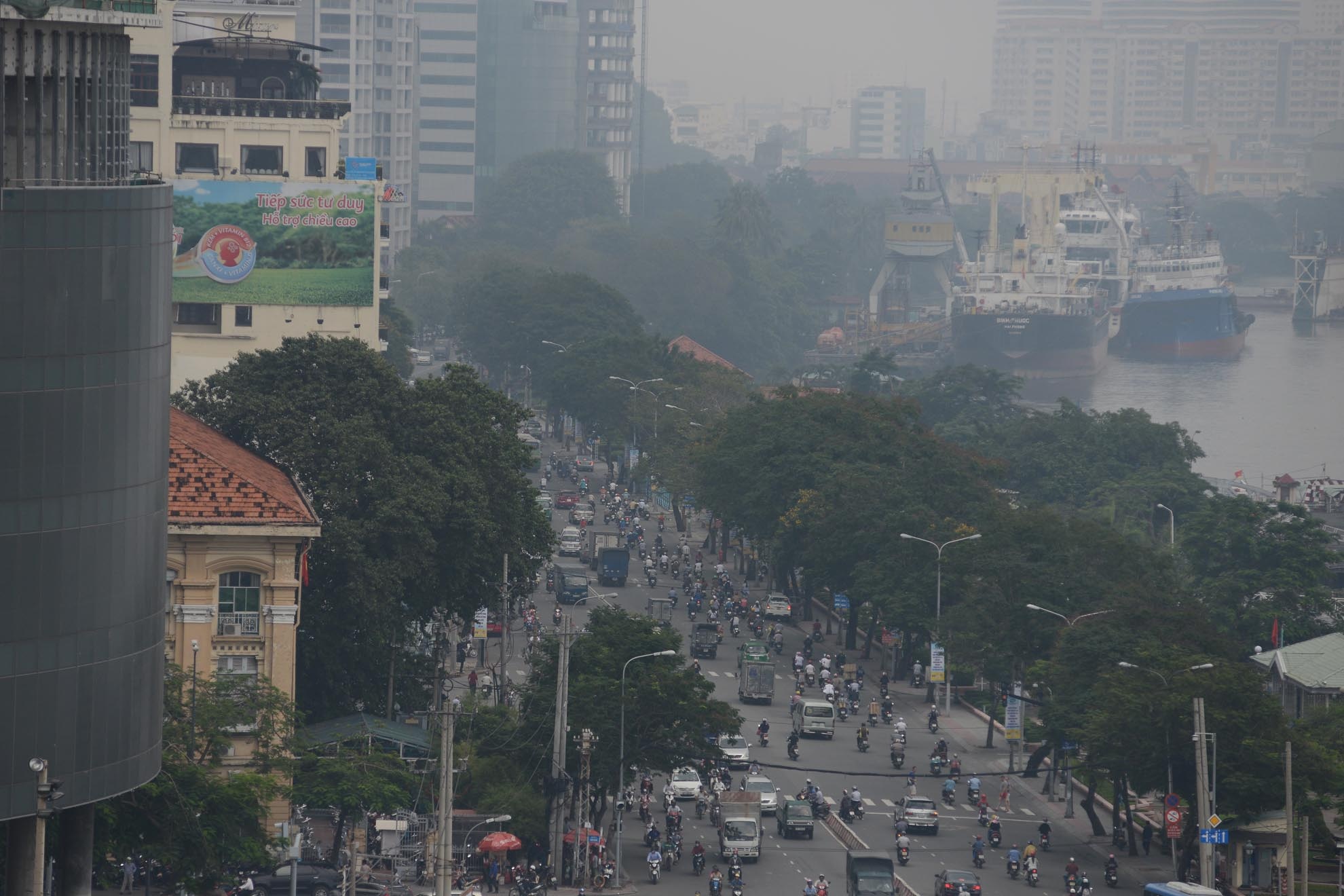 Các phương tiện tham gia giao thông trong sương mù trên đường Tôn Đức Thắng.