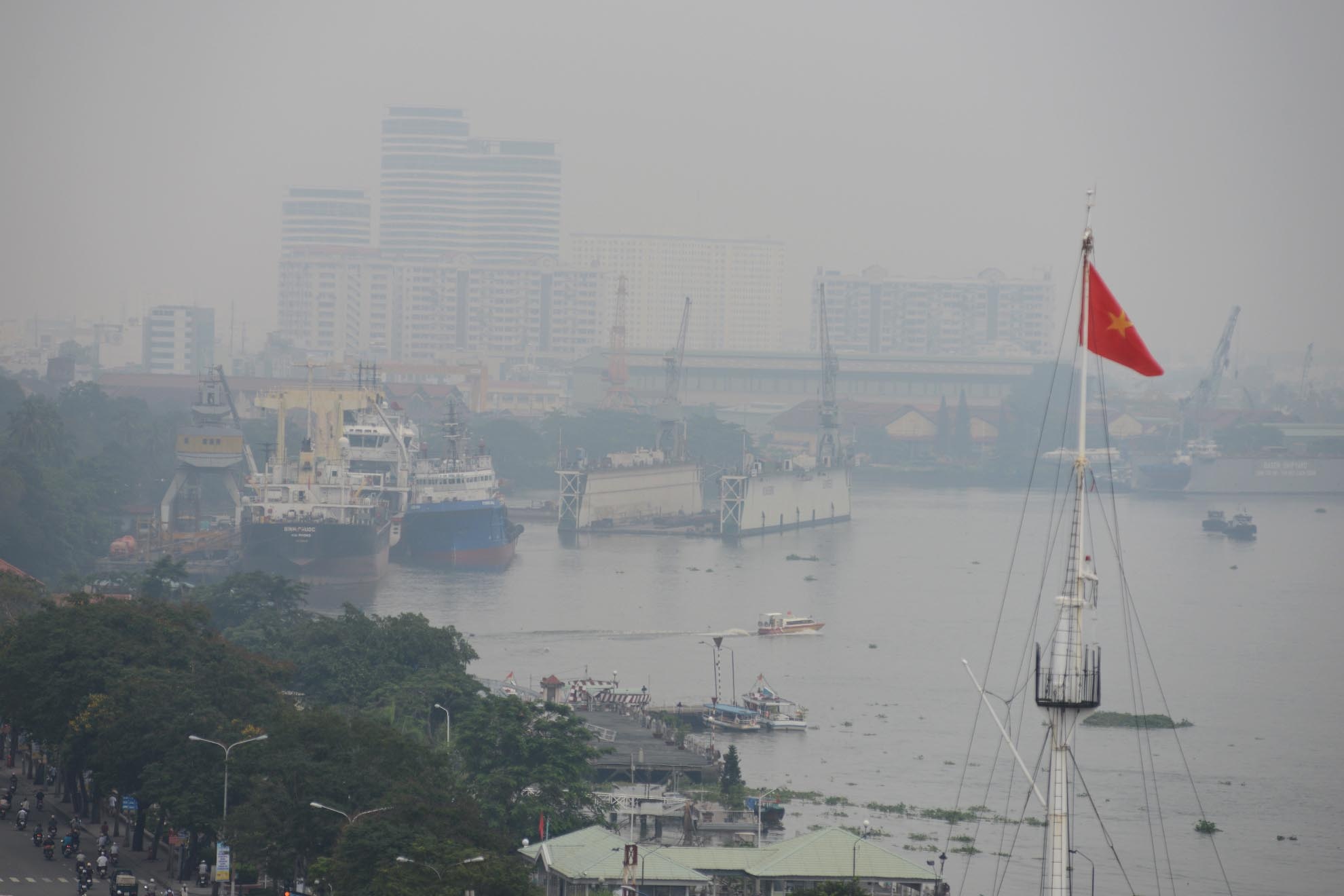 Theo nhiều người, đây là lần đầu tiên họ thấy hiện tượng sương mù giữa trưa. Thời tiết cũng thay đổi như đang vào thu giống như miền Bắc.