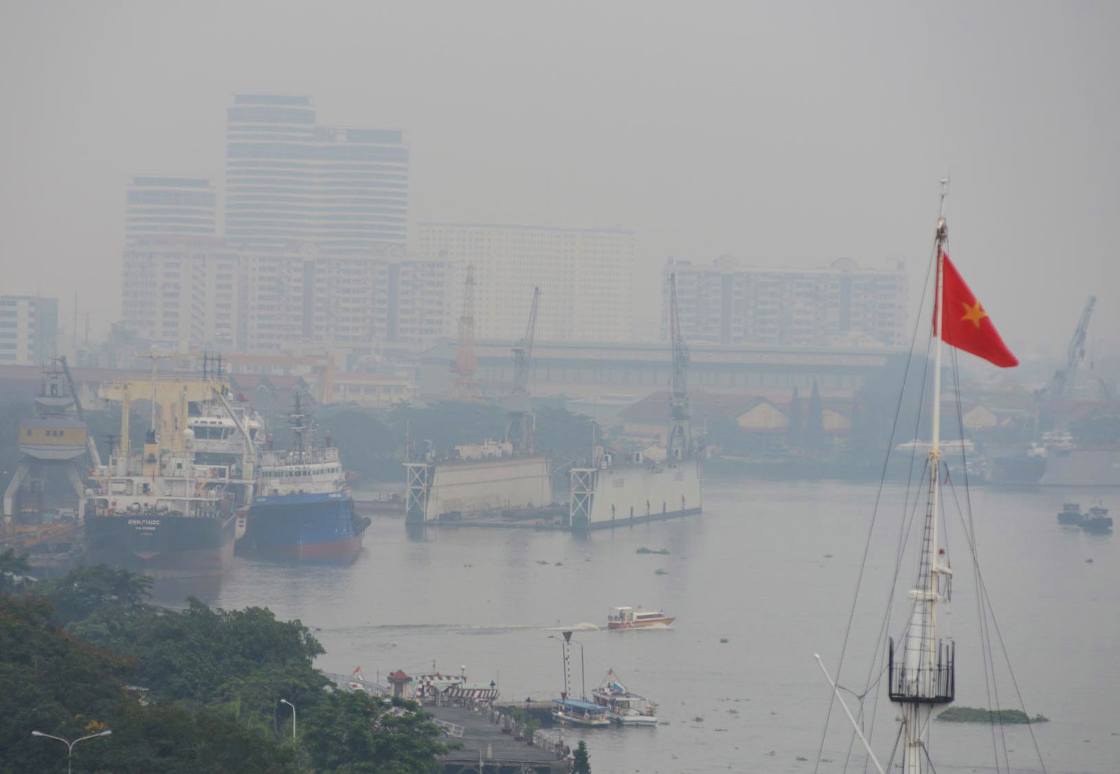 Sai Gon day dac suong mu giua trua hinh anh