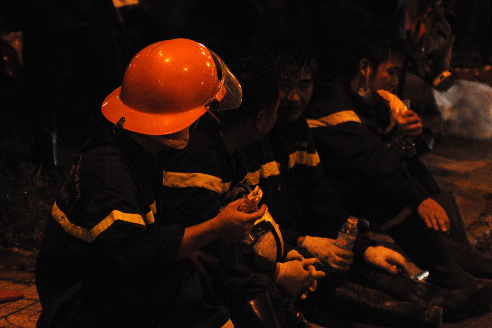 Do vụ nổ lớn, các chiến sĩ PCCC phải ăn tạm bánh mì để tiếp tục có sức làm việc.