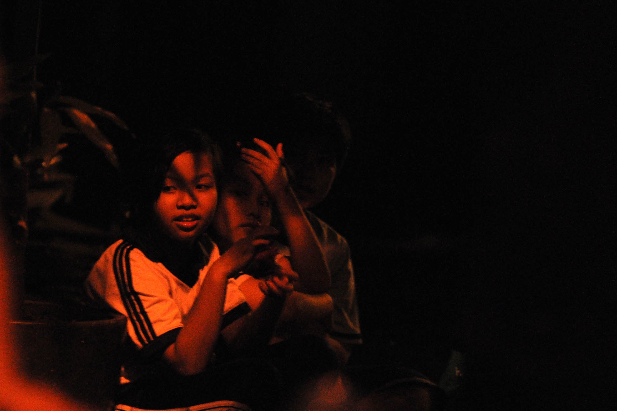 Bé Đoàn Mai Hương (10 tuổi) cùng 2 em của mình phải ngồi vỉa hè vì nhà đã sập. Theo lời bé Hương, mẹ của bé đang đưa bà nội đi tìm chỗ ở, rồi quay lại đón các em sau.