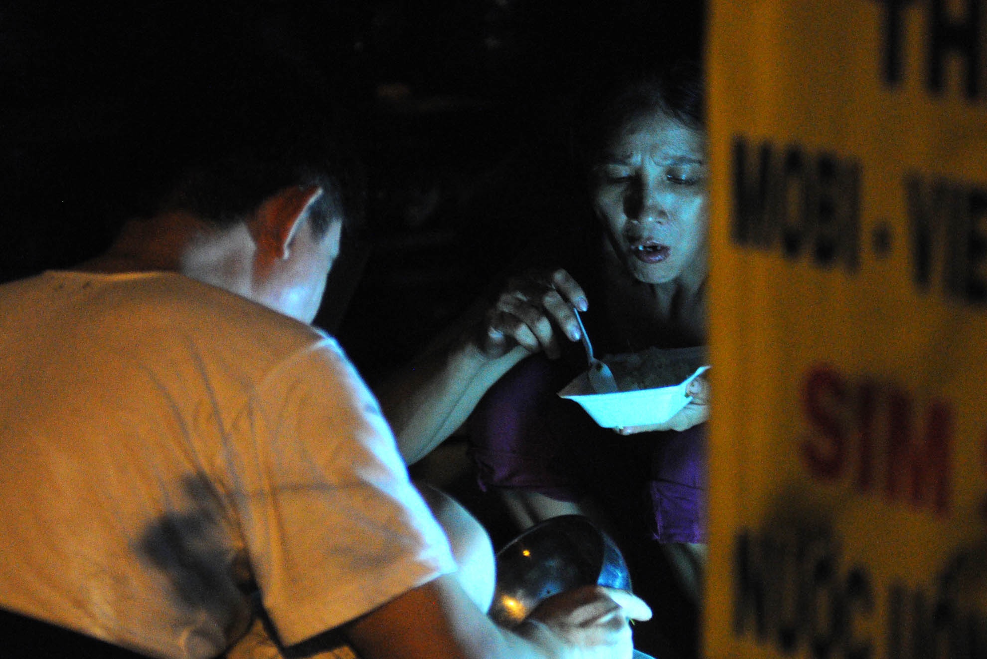 Vụ nổ khiến toàn bộ khu vực trên bị cúp điện hoàn toàn, người dân phải tranh thủ ăn uống trong bóng tối.