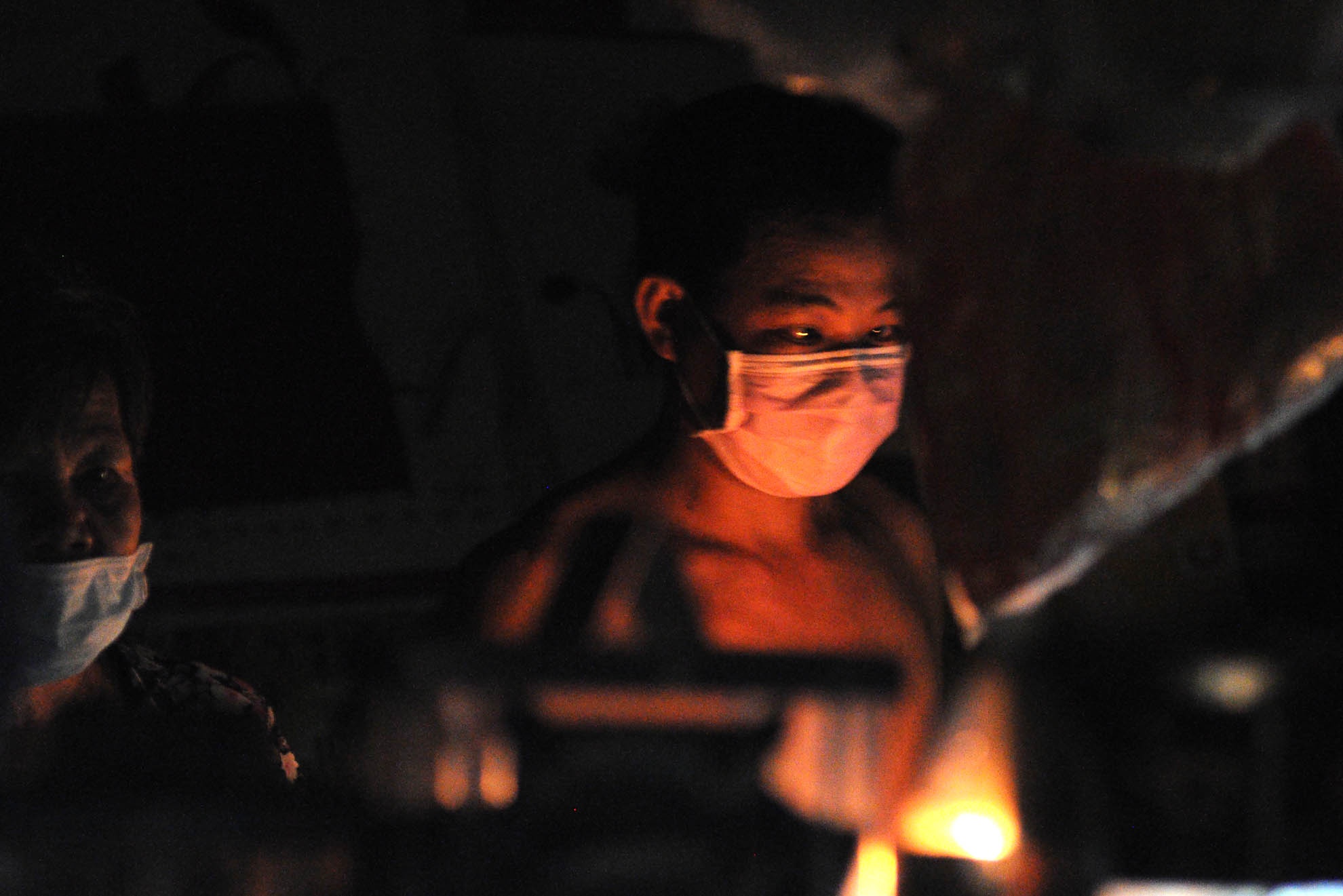 Mọi sinh hoạt của người dân bị đảo lộn hoàn toàn.