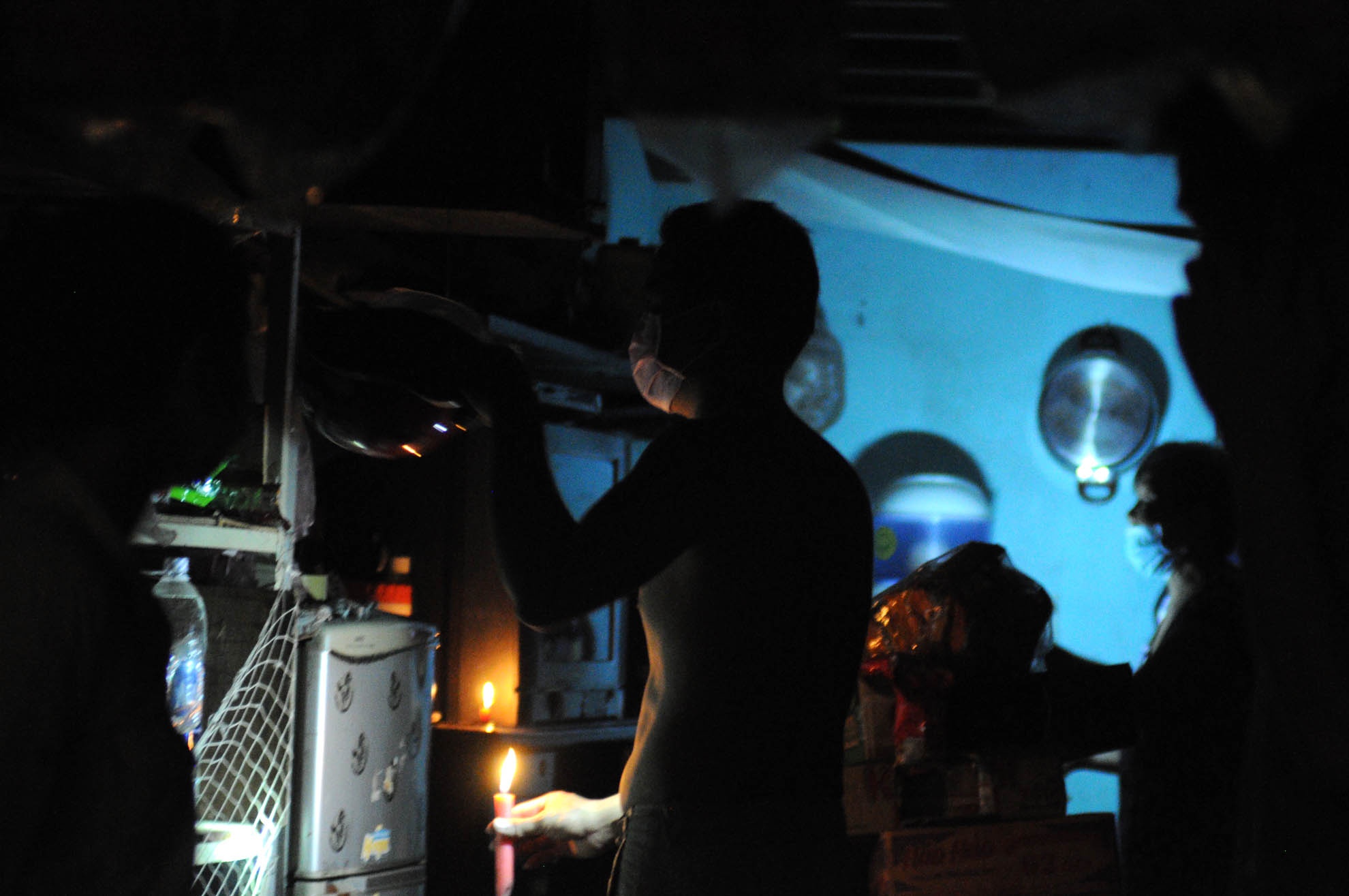 Nhiều nhà phải thắp nến mới đủ ánh sáng.