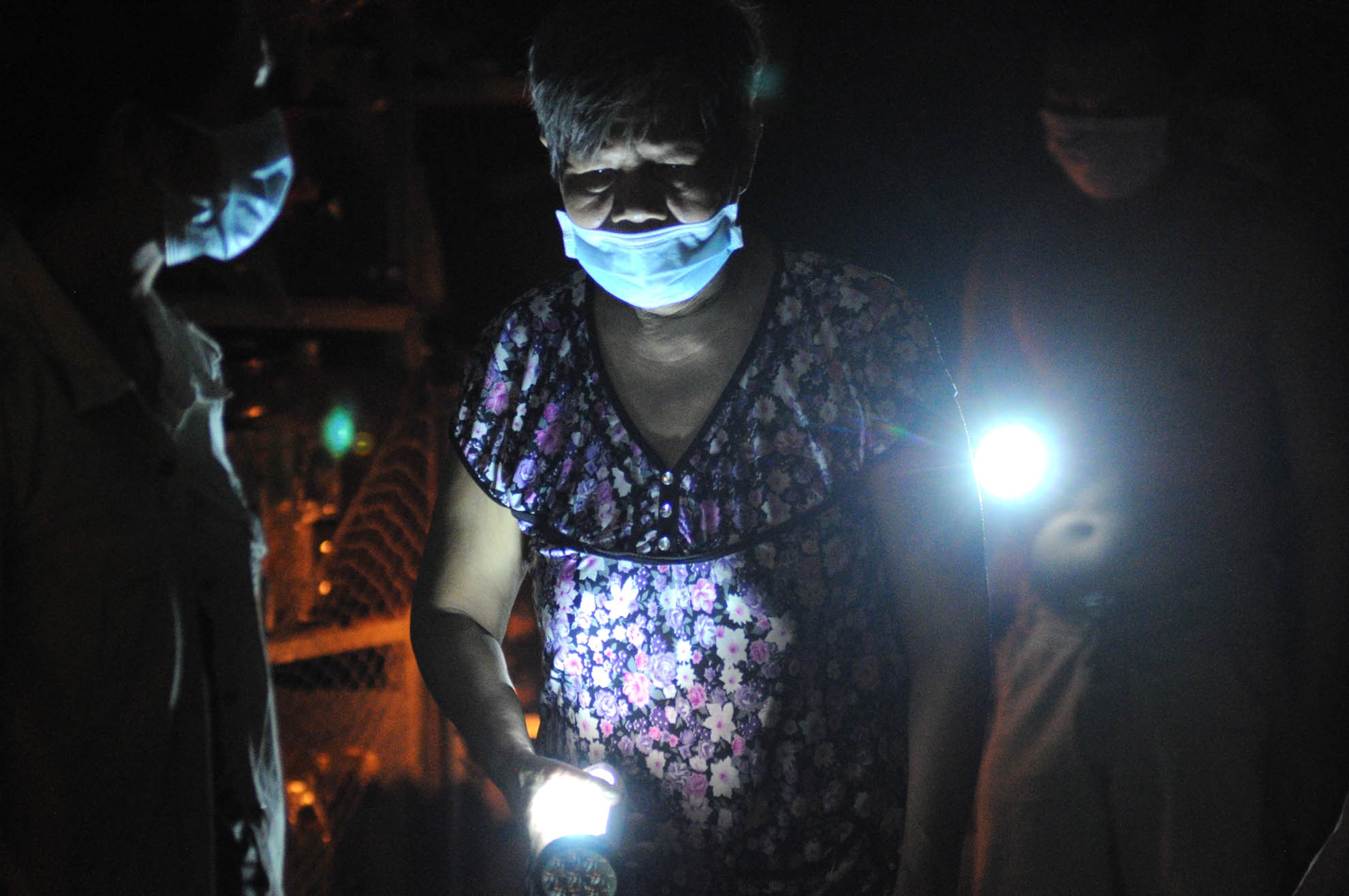 Do vụ nổ có nhiều hóa chất, nên người dân phải dùng khẩu trang y tế để tránh bị ảnh hưởng.